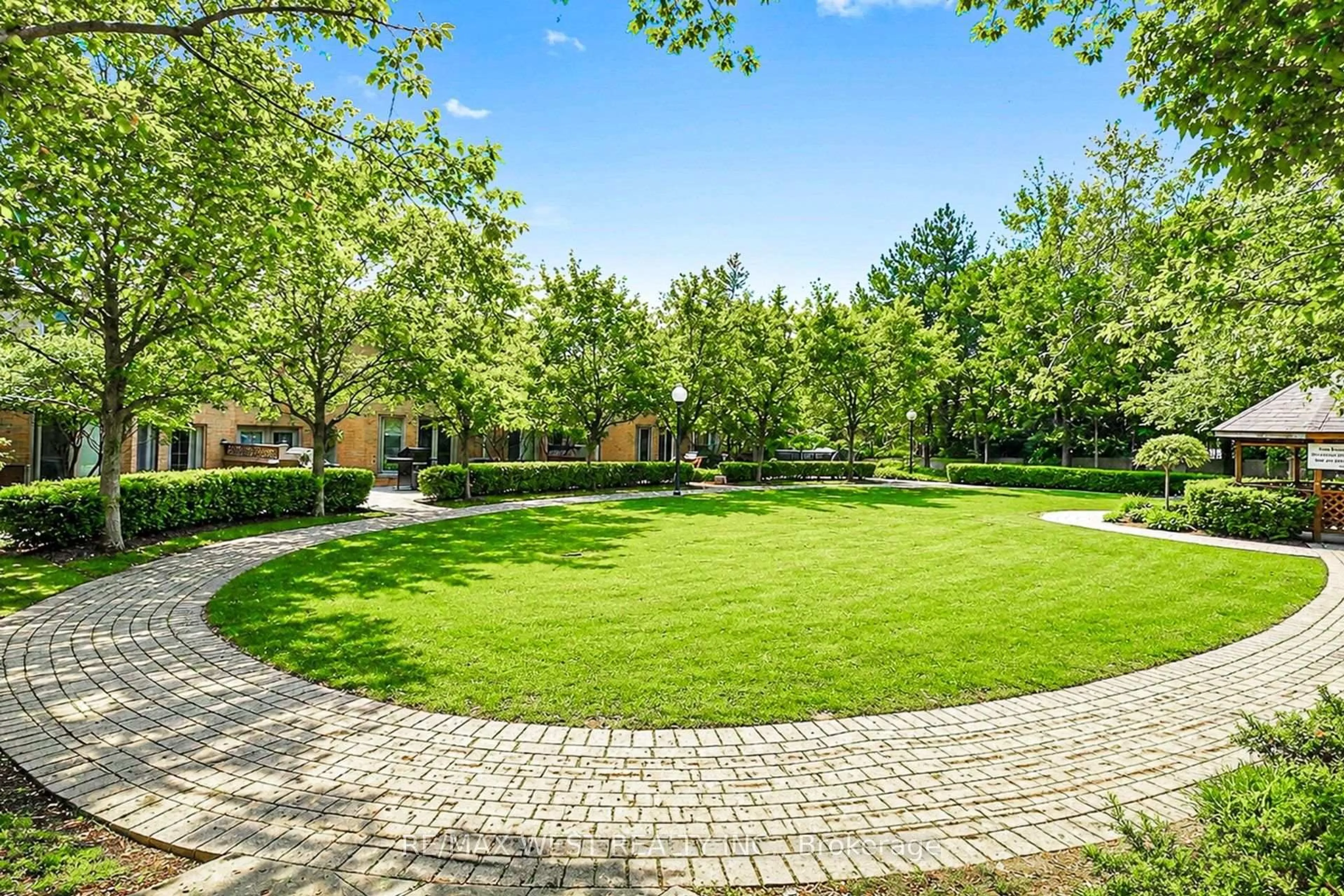 Patio, street for 55 Elm Dr #1801, Mississauga Ontario L5B 3Z3