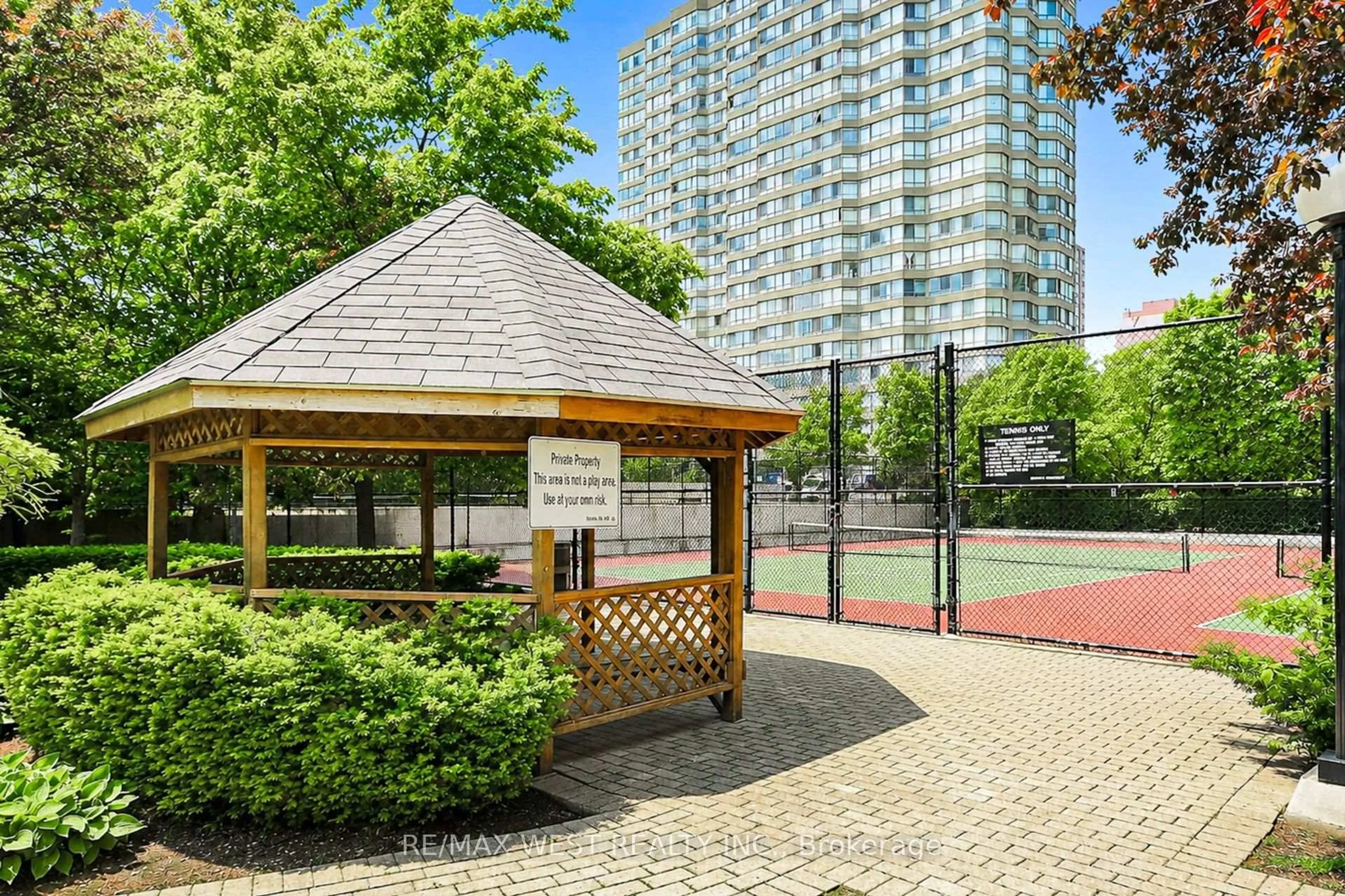 Patio, street for 55 Elm Dr #1801, Mississauga Ontario L5B 3Z3