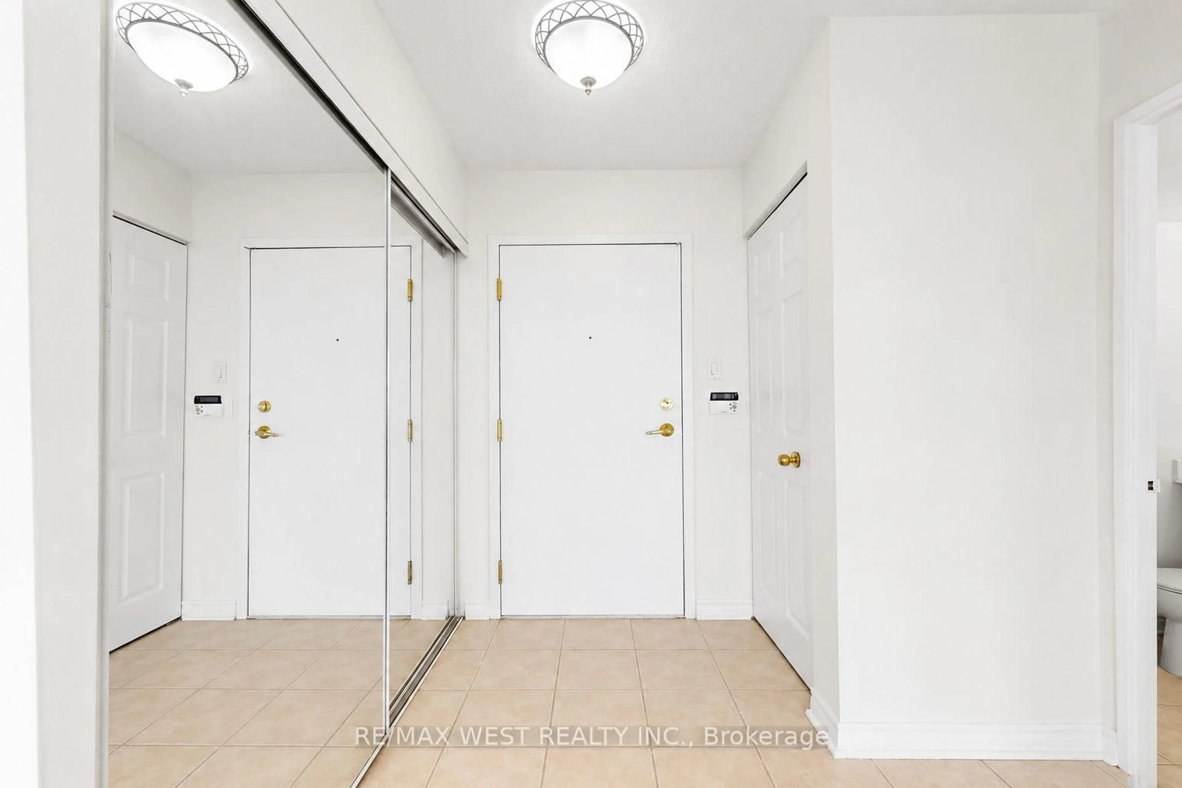 Indoor foyer for 55 Elm Dr #1801, Mississauga Ontario L5B 3Z3