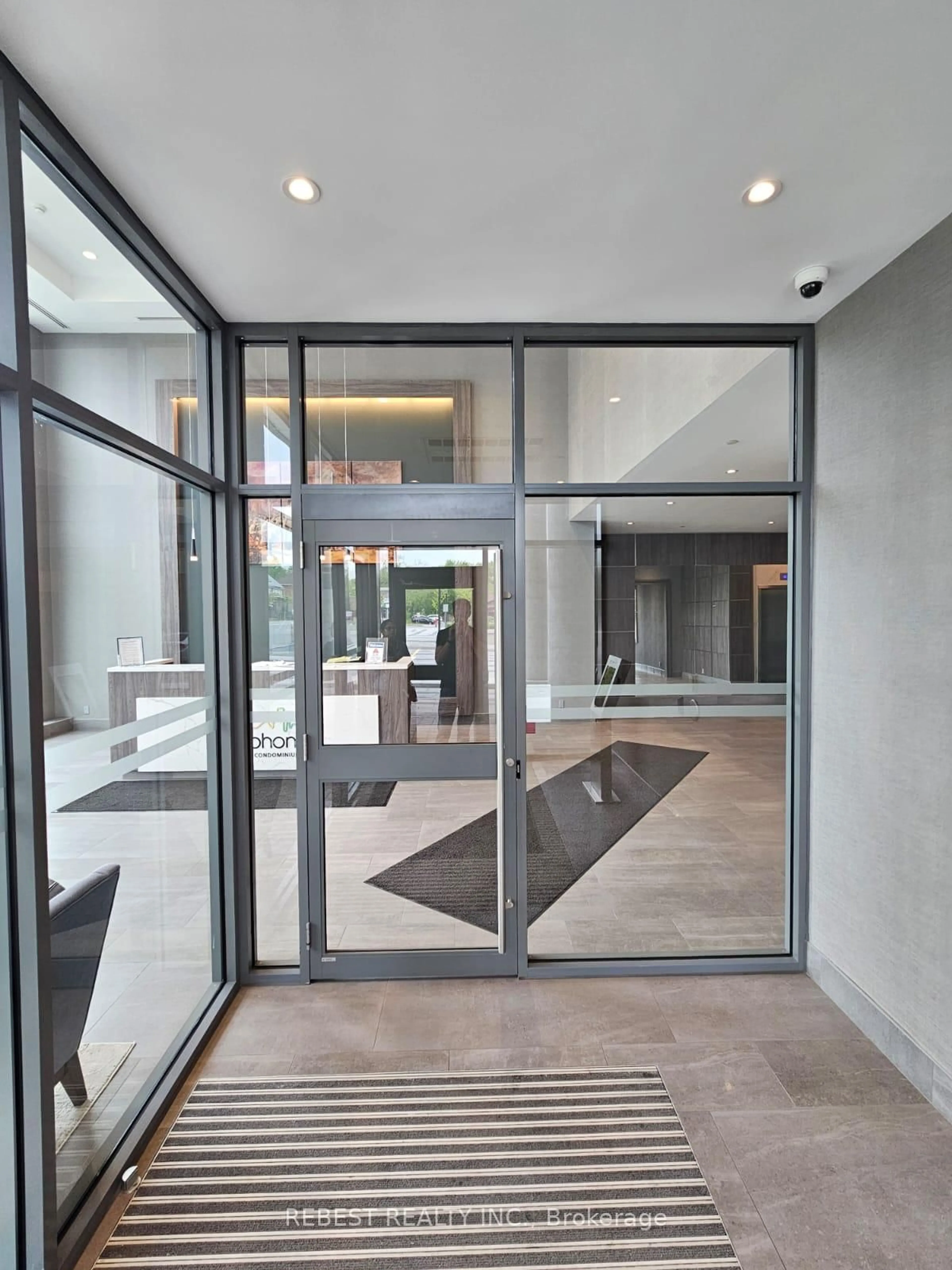 Indoor foyer for 15 Lynch St, Brampton Ontario L6W 0C7