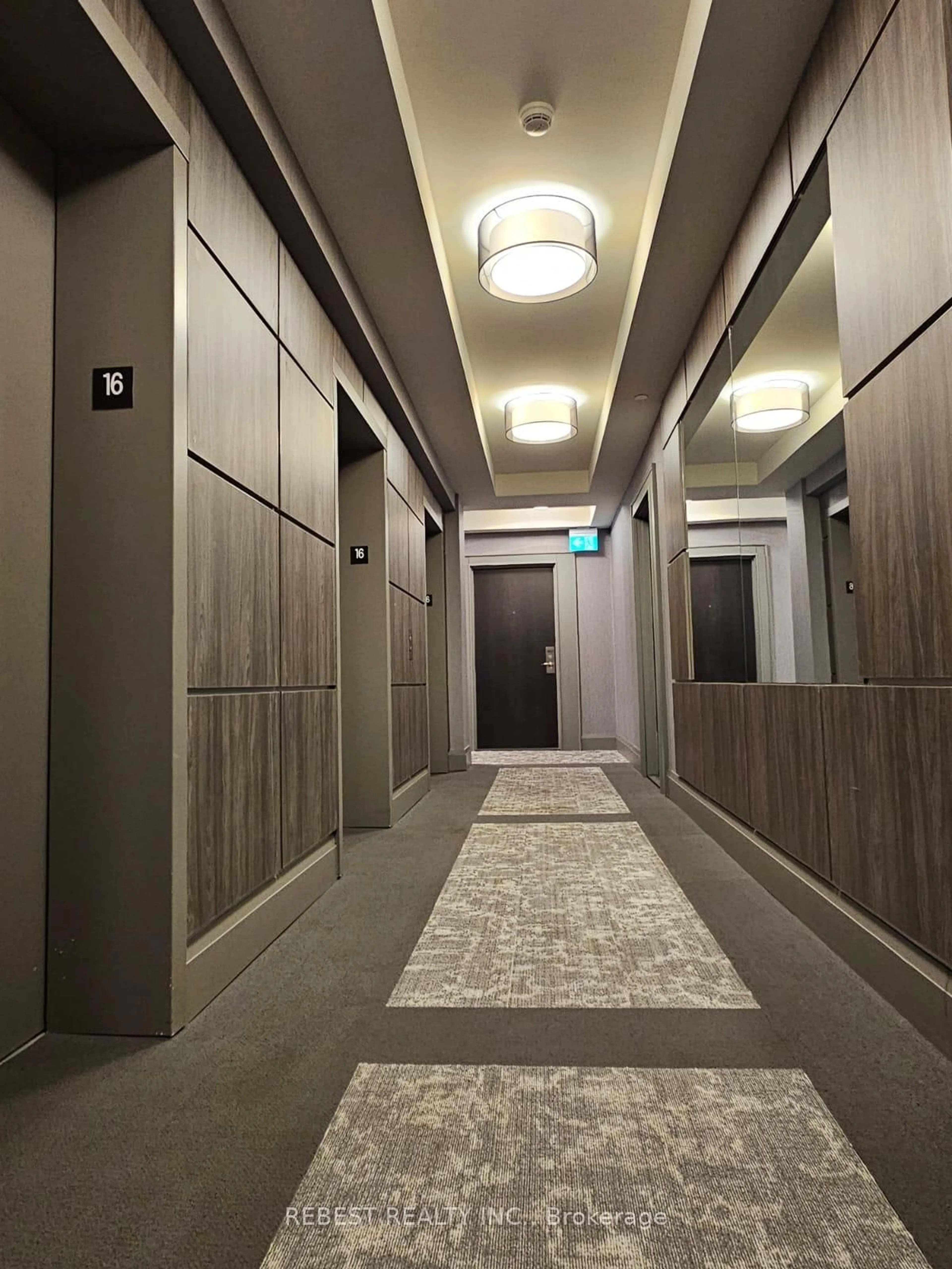 Indoor foyer for 15 Lynch St, Brampton Ontario L6W 0C7