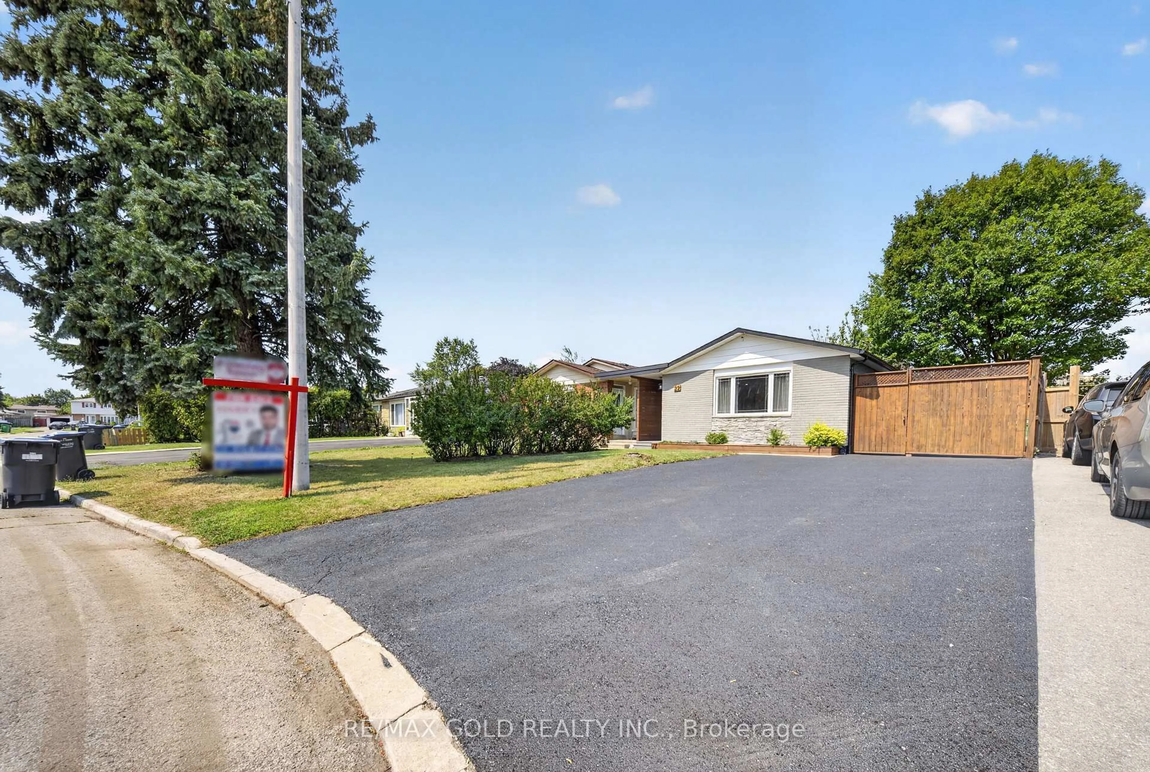 A pic from outside/outdoor area/front of a property/back of a property/a pic from drone, street for 22 Deeside Cres, Brampton Ontario L6T 3L7