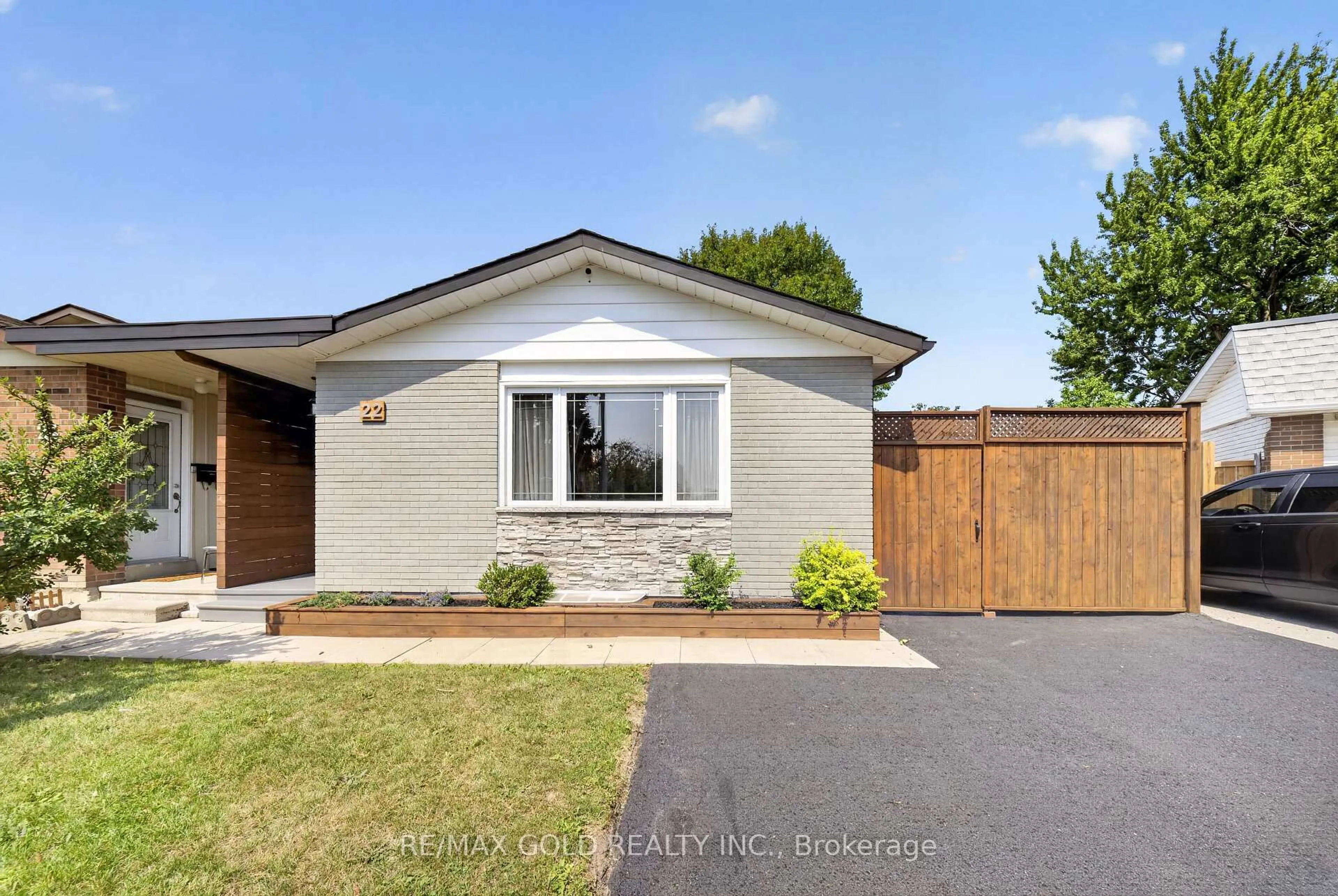 Unknown for 22 Deeside Cres, Brampton Ontario L6T 3L7