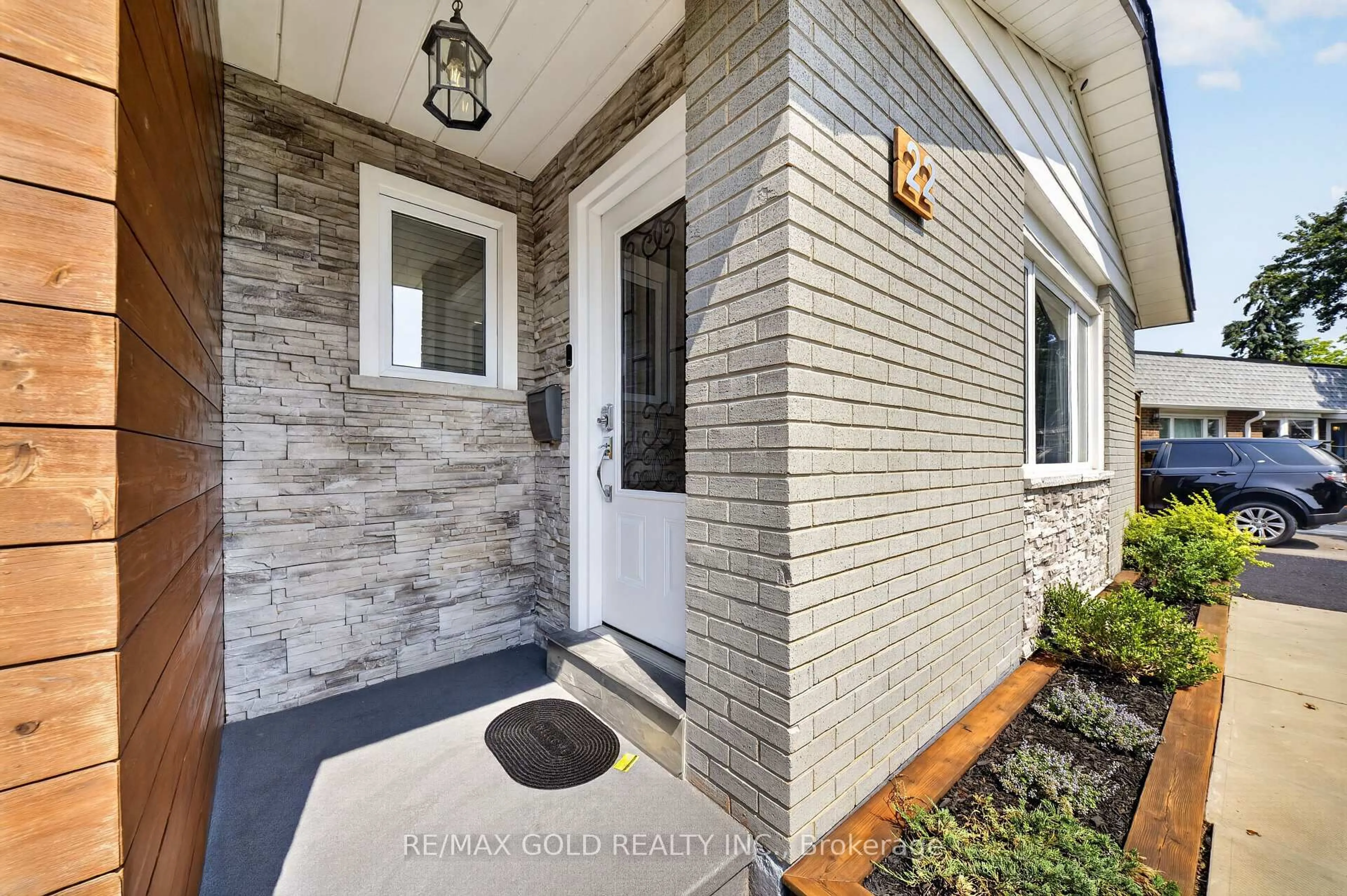Unknown for 22 Deeside Cres, Brampton Ontario L6T 3L7