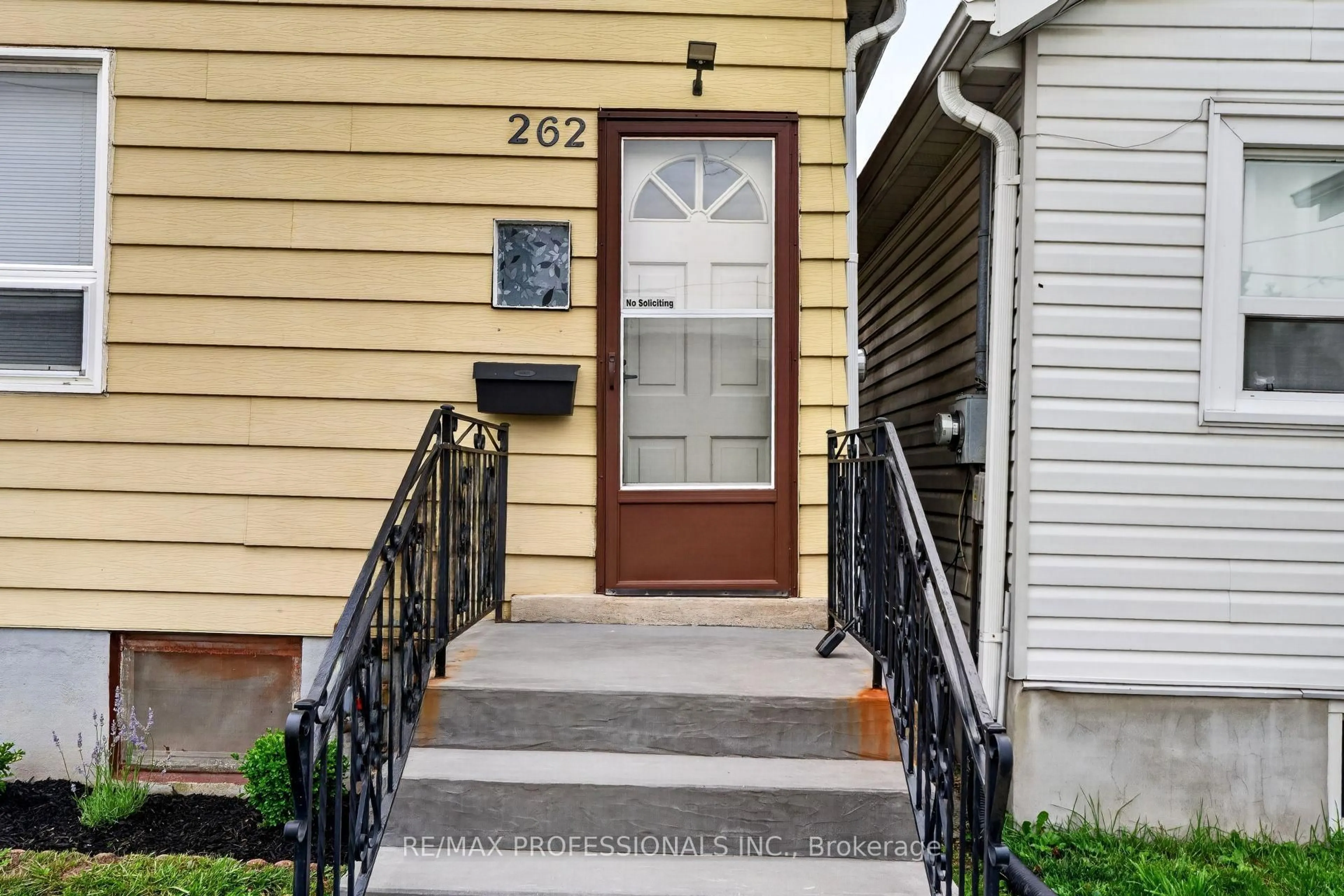 Indoor entryway for 262 Melrose St, Toronto Ontario M8Z 1G6