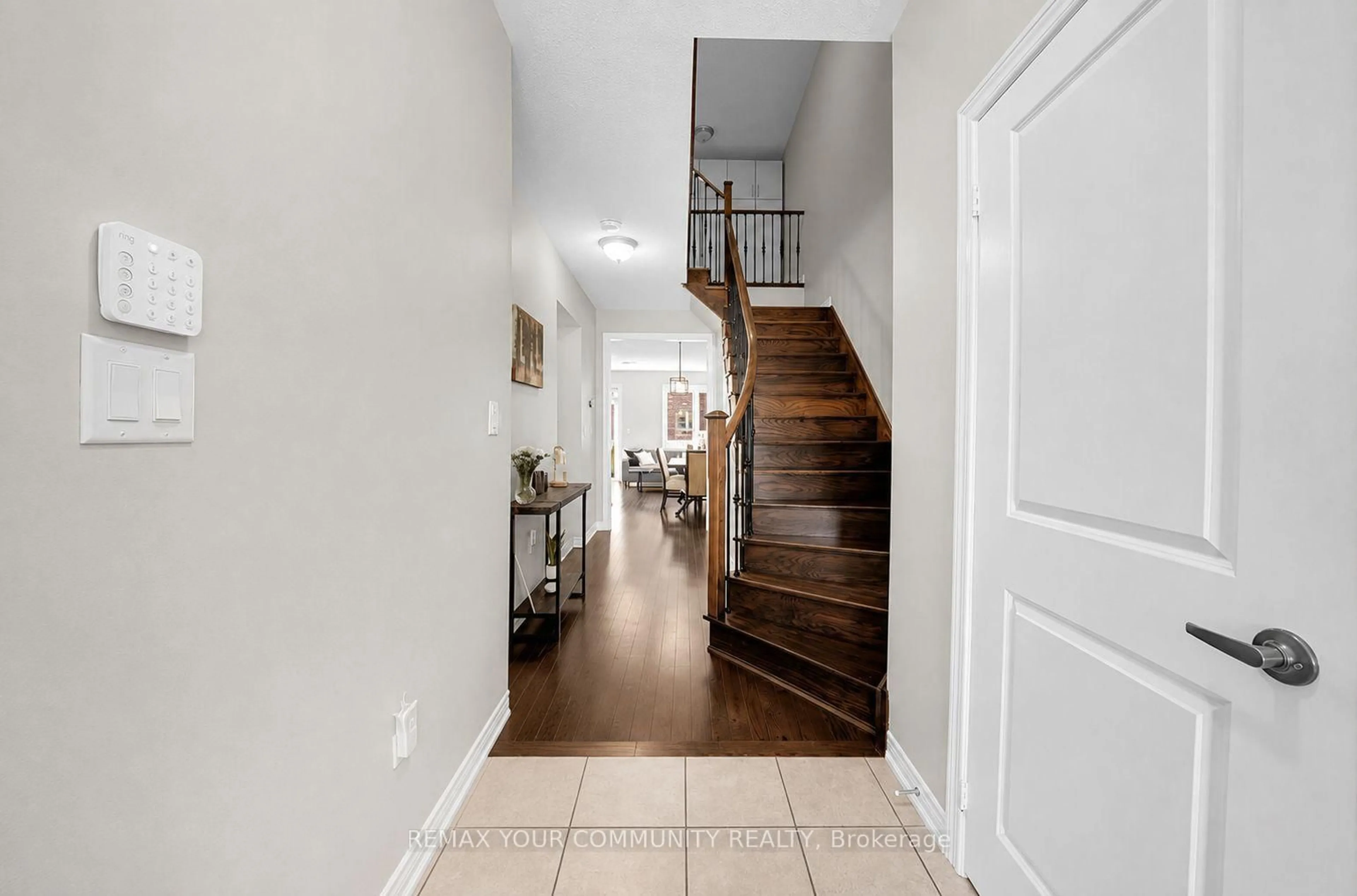 Indoor entryway for 6 Cuddles Crt, Caledon Ontario L7E 4K8