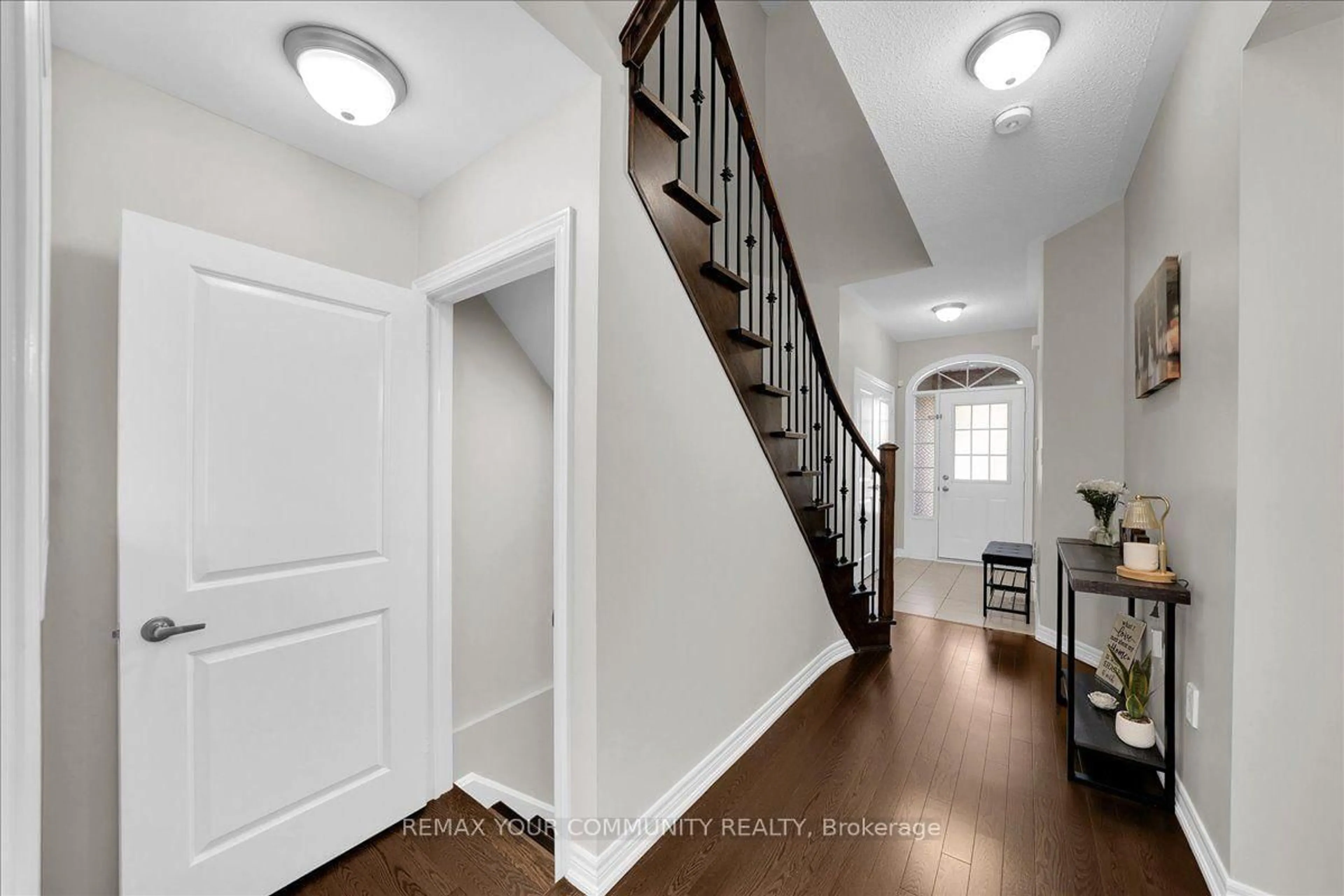 Indoor entryway for 6 Cuddles Crt, Caledon Ontario L7E 4K8