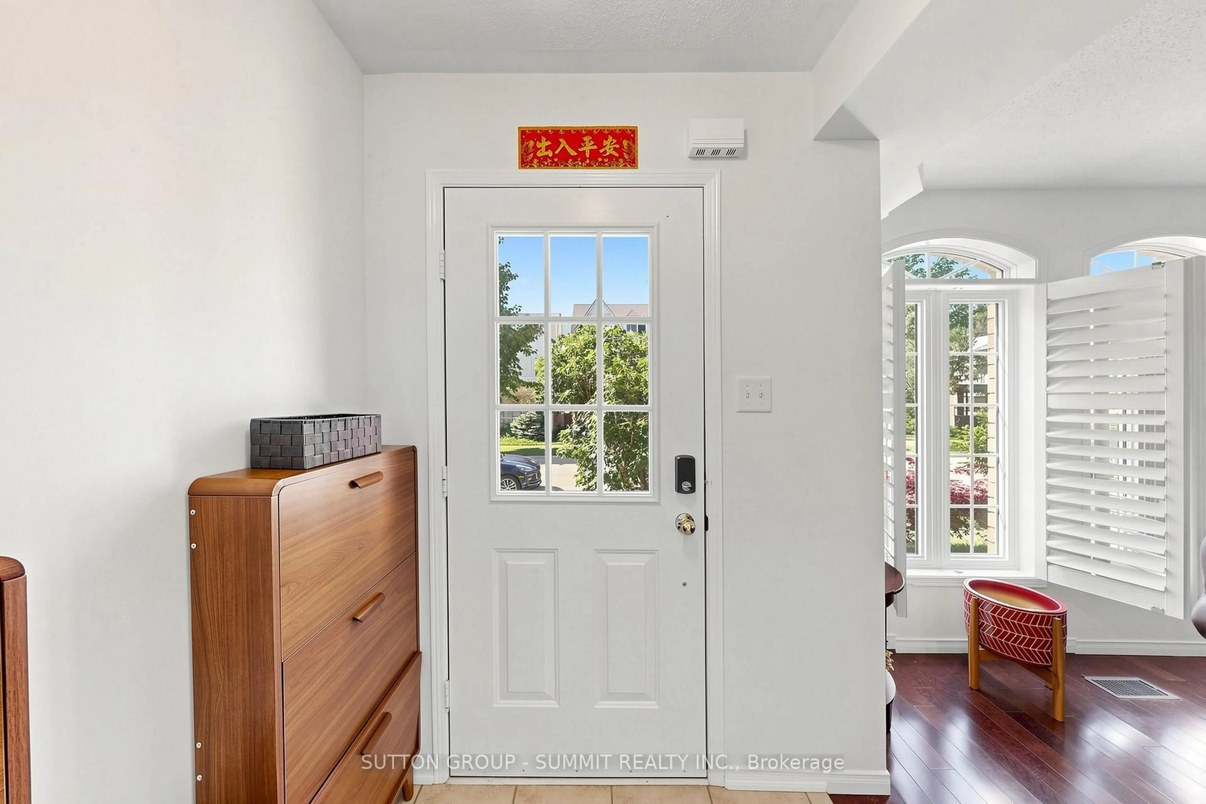 Indoor entryway for 141 Gatwick Dr, Oakville Ontario L6H 6T7