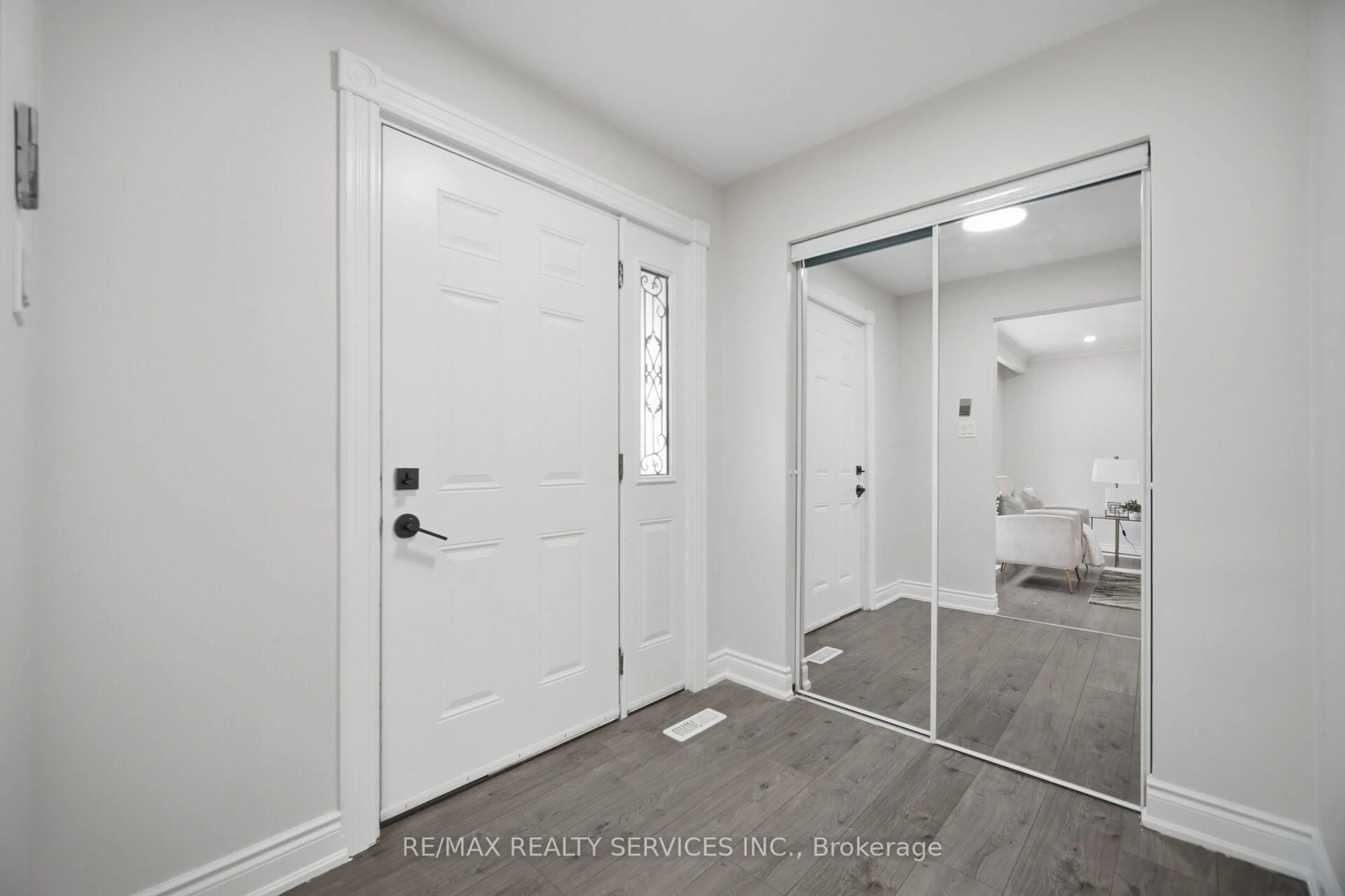 Indoor entryway for 7493 Netherwood Rd, Mississauga Ontario L4T 2N7