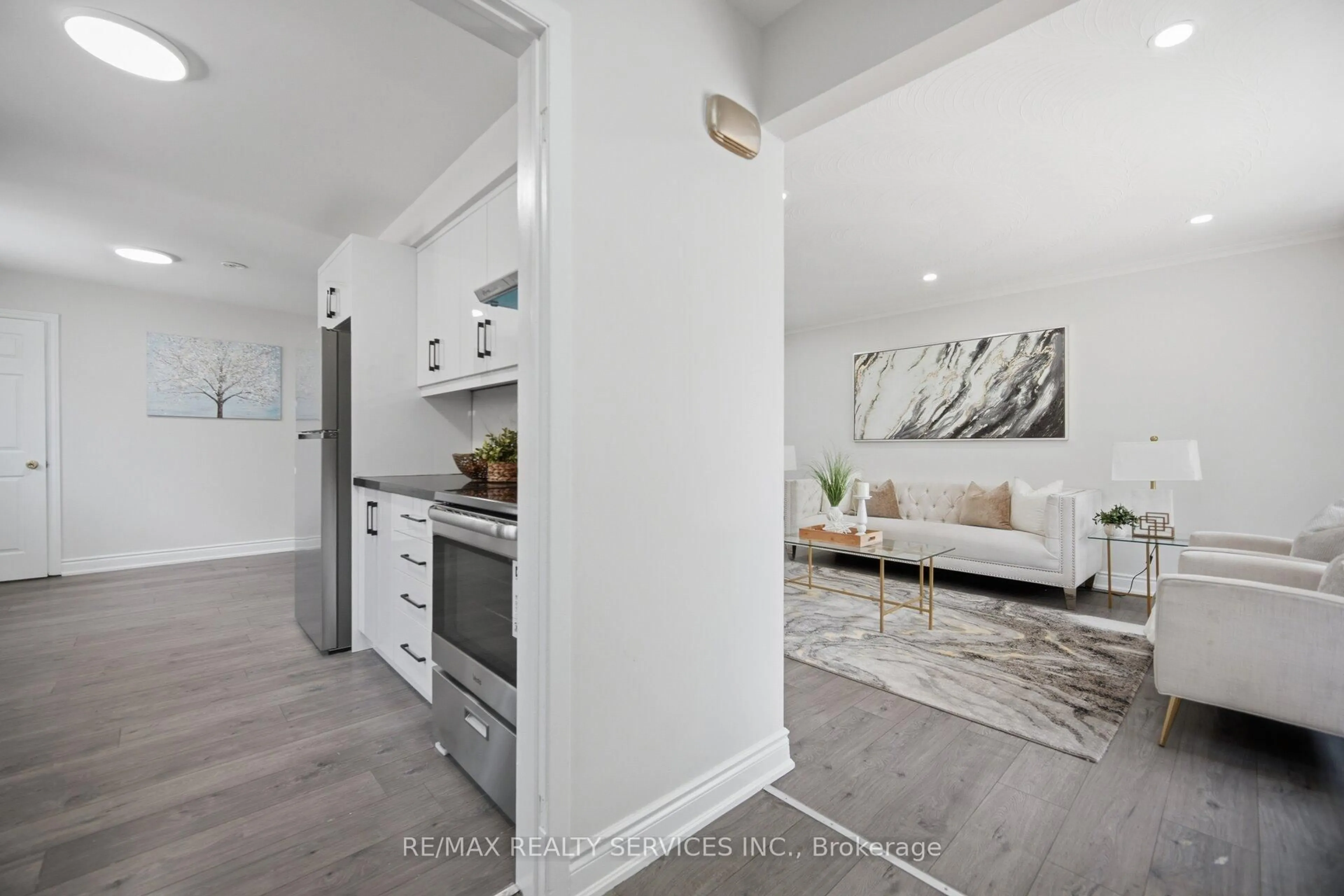 Open concept kitchen, unknown for 7493 Netherwood Rd, Mississauga Ontario L4T 2N7