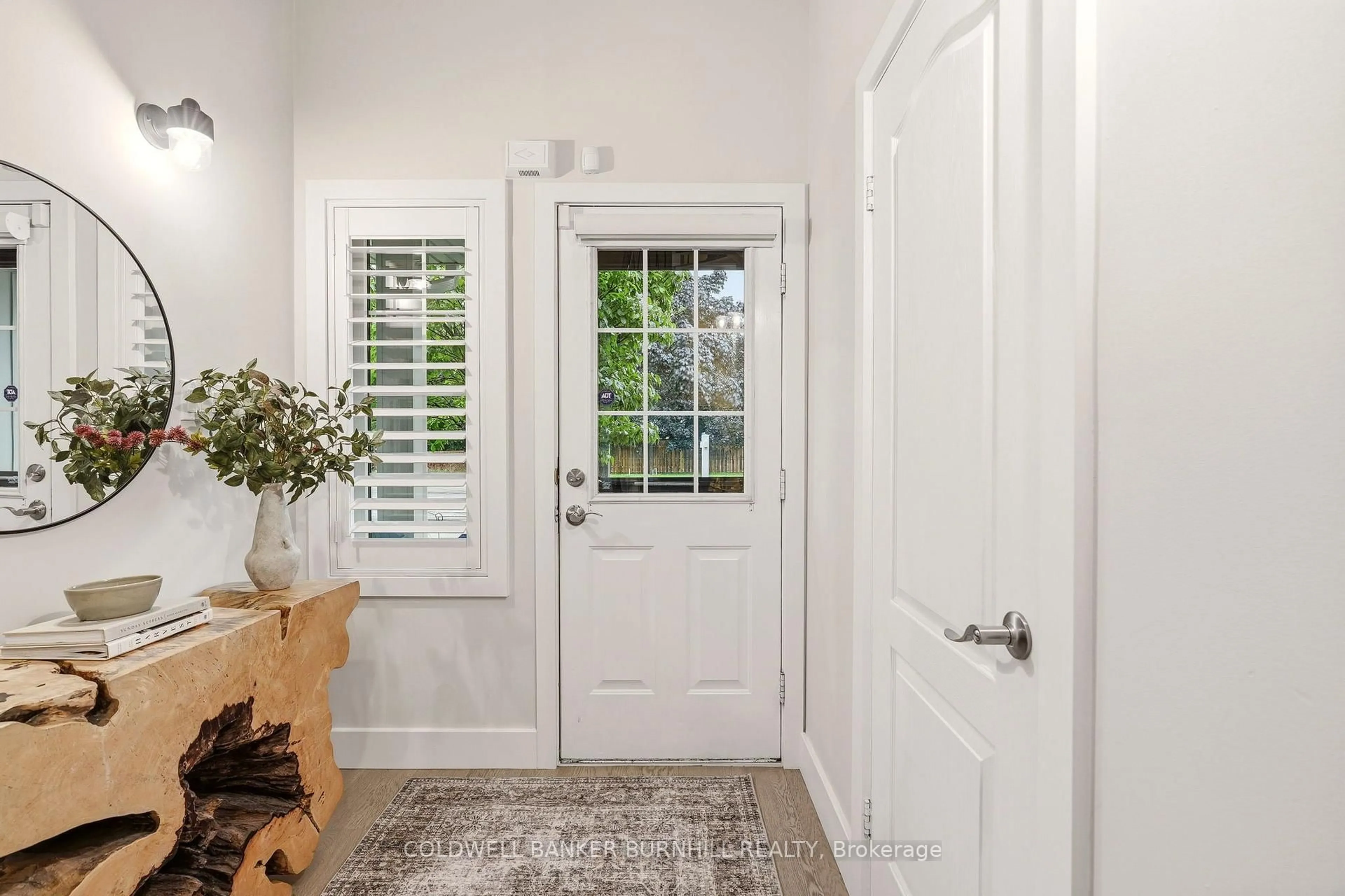 Indoor entryway for 1361 Stephenson Dr, Burlington Ontario L7S 2M4
