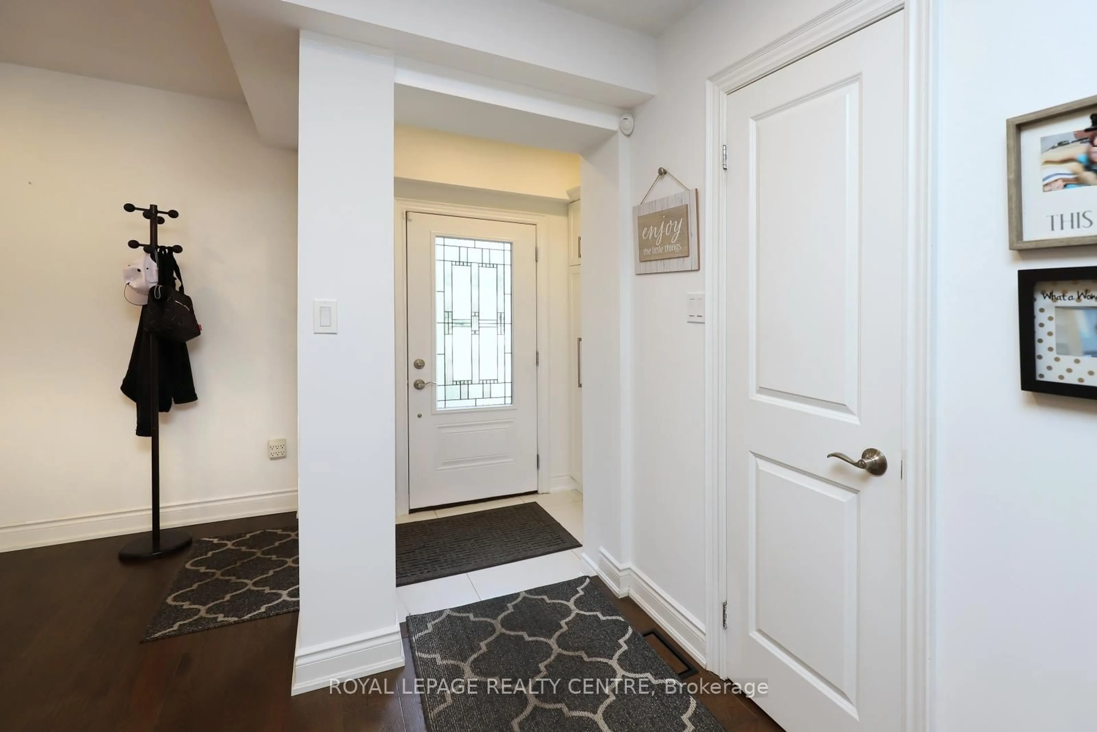 Indoor entryway for 598 Pilcom Crt, Mississauga Ontario L5B 4A3