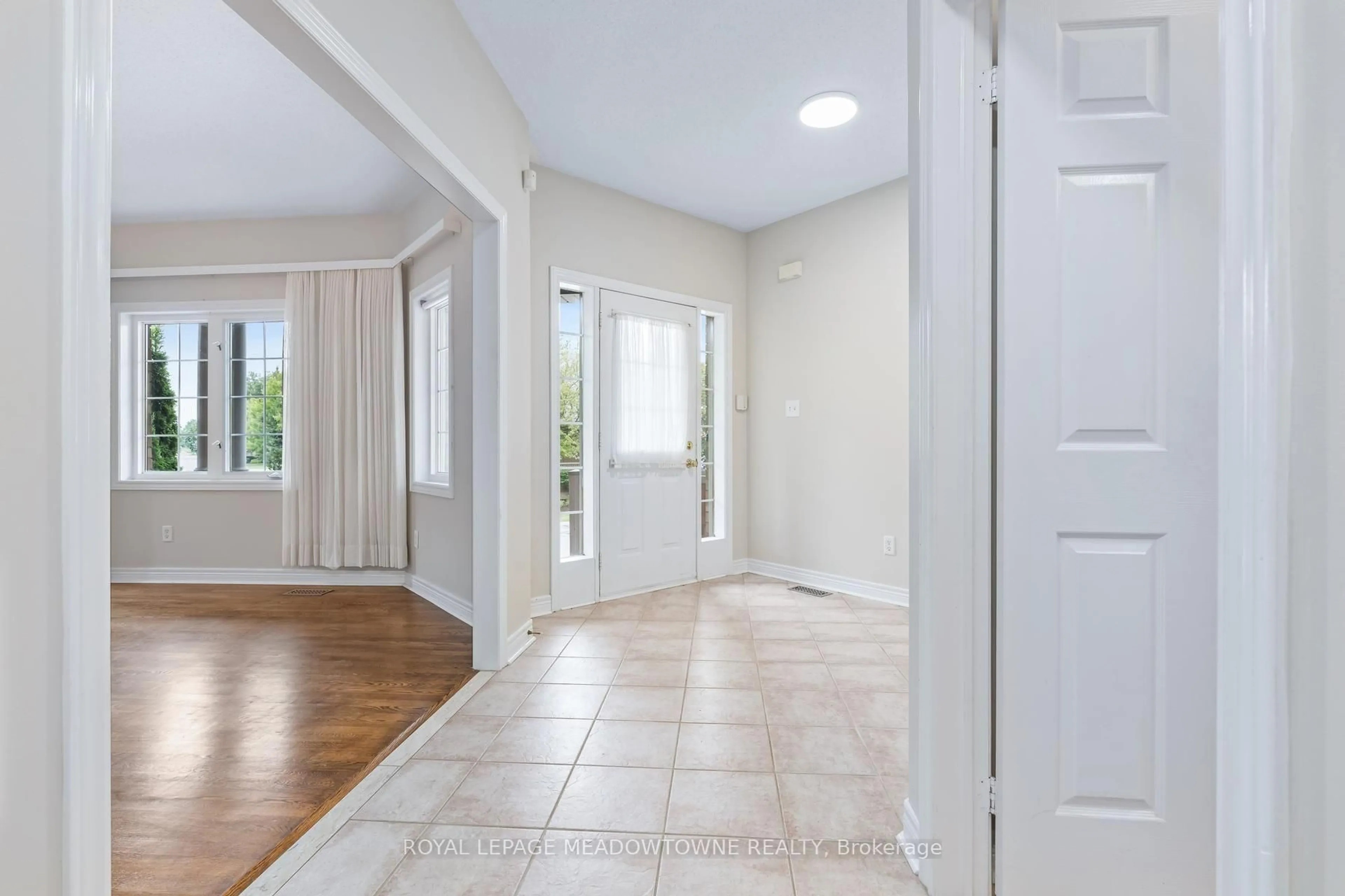 Indoor entryway for 10 Orchard Park Gate, Brampton Ontario L6R 1W5
