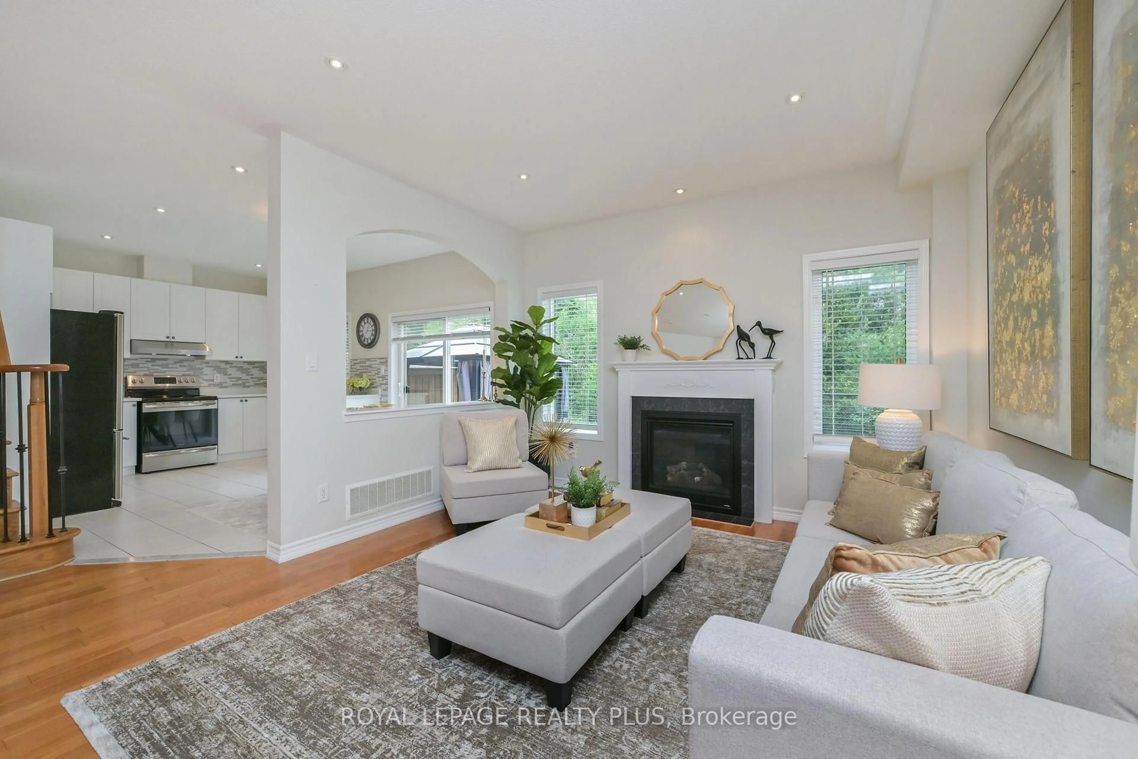 Living room with furniture, unknown for 3083 Ferguson Dr, Burlington Ontario L7M 0G6