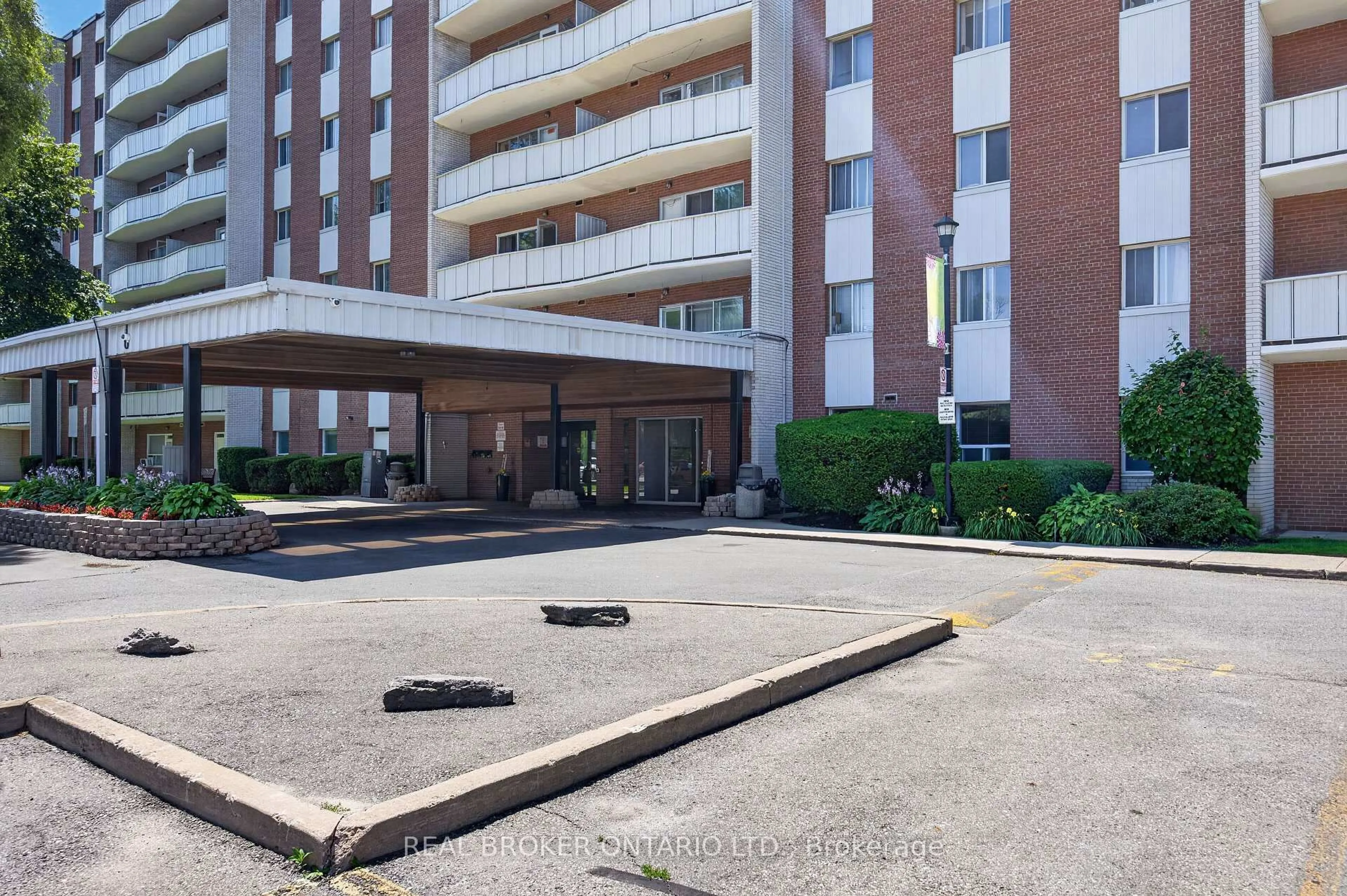 Indoor foyer for 1660 Bloor St #308, Mississauga Ontario L4X 1R9