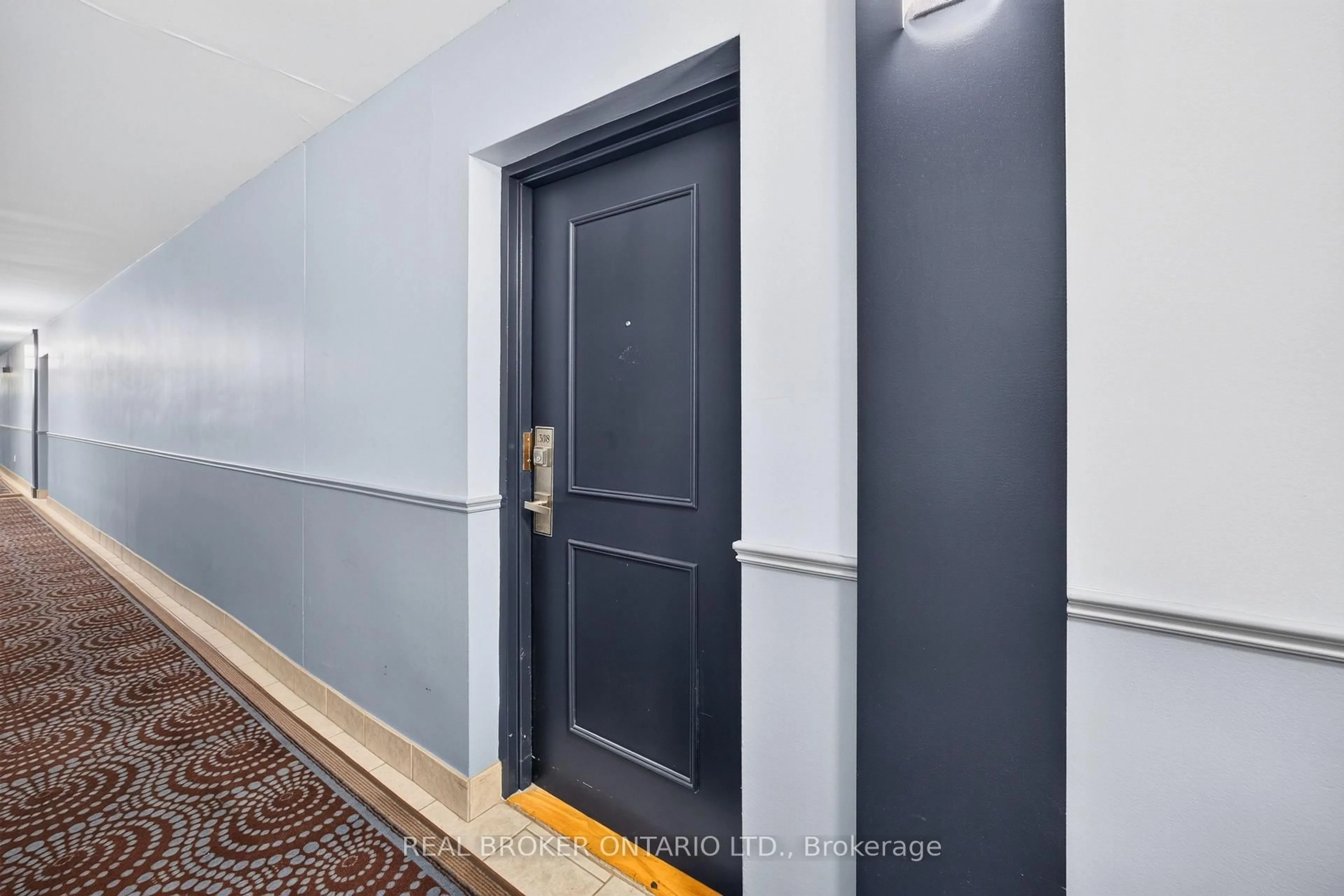 Indoor foyer for 1660 Bloor St #308, Mississauga Ontario L4X 1R9
