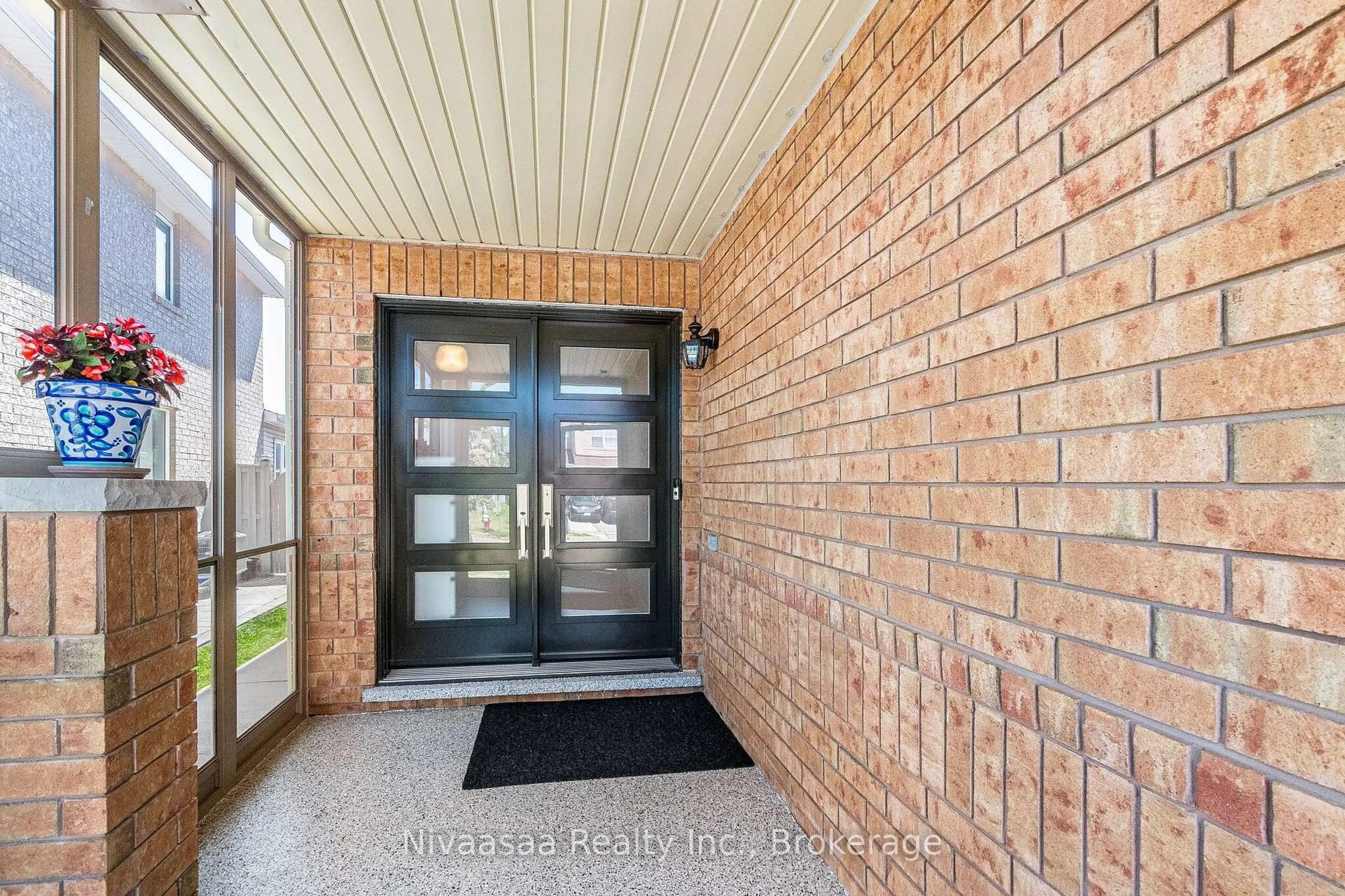 Indoor entryway for 9 Parisian Rd, Brampton Ontario L6P 2T1