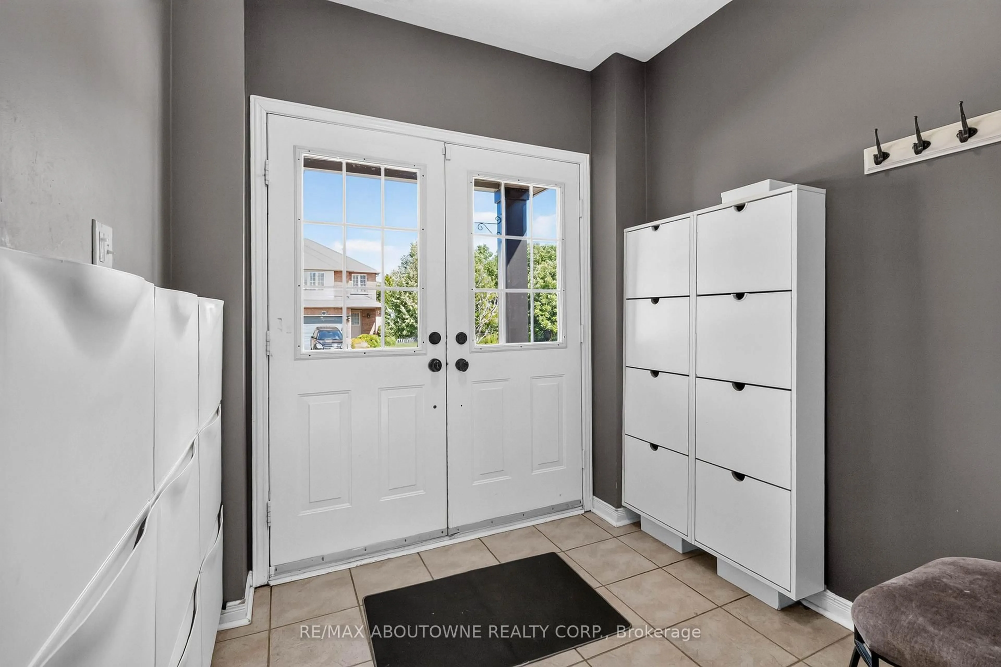 Indoor entryway for 5233 Thornburn Dr, Burlington Ontario L7L 6R3