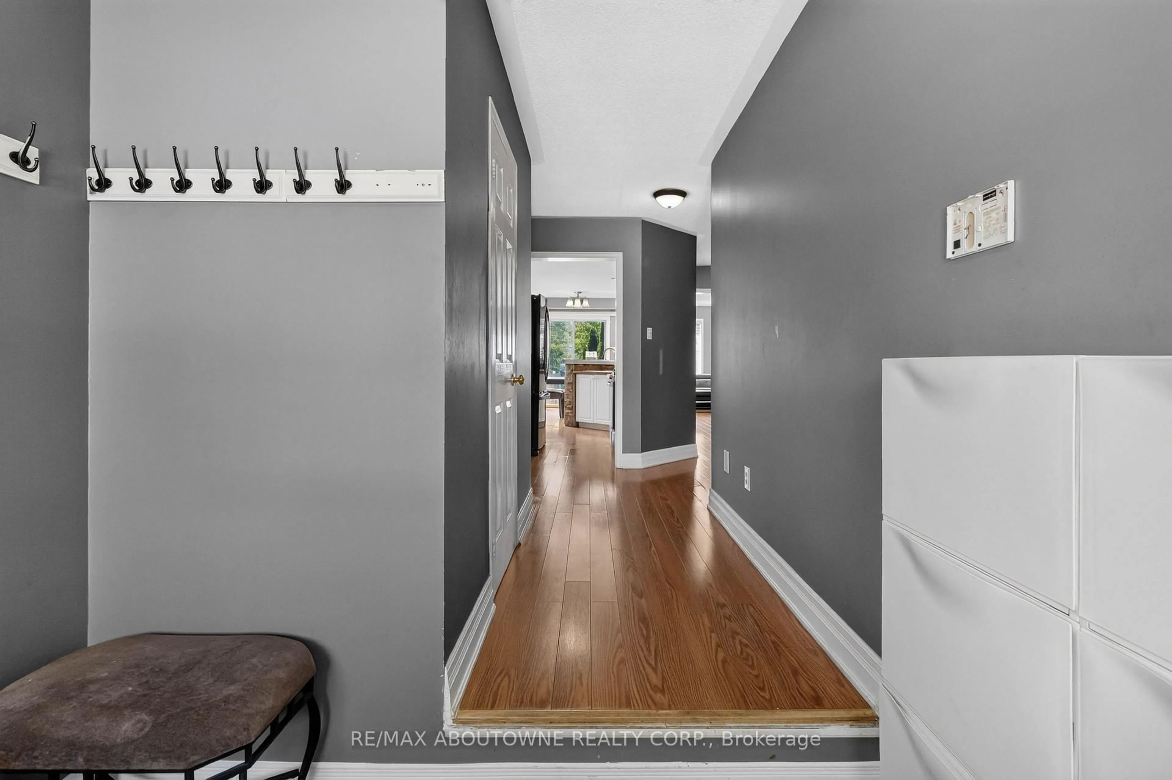 Indoor entryway for 5233 Thornburn Dr, Burlington Ontario L7L 6R3