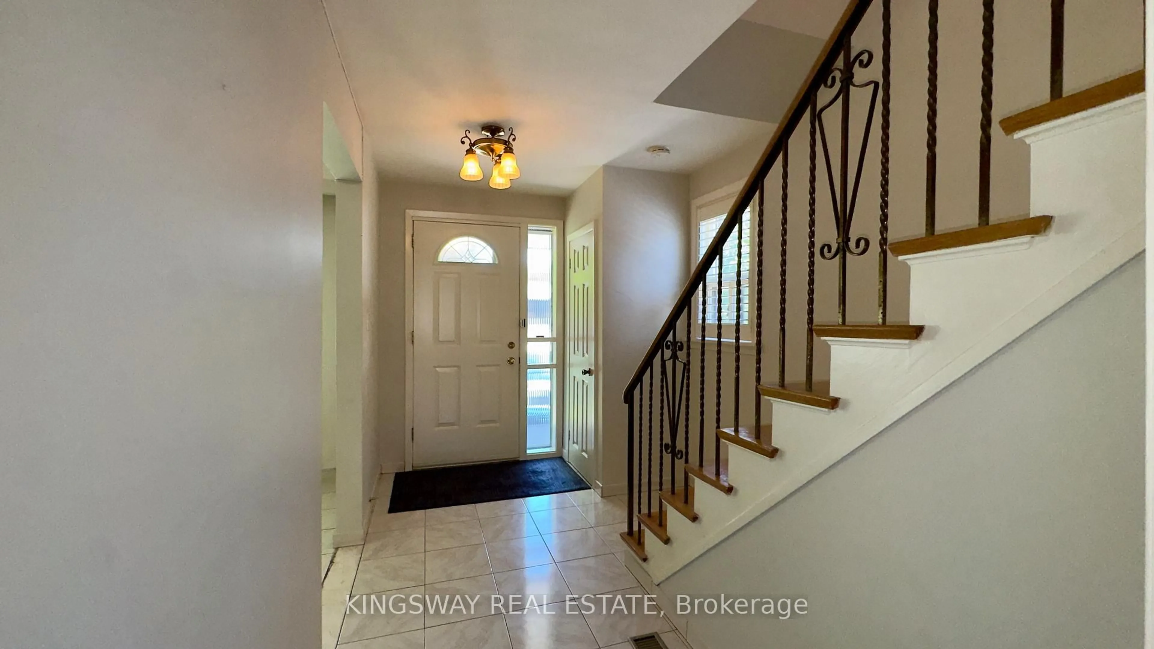 Indoor entryway for 31 Quinan Dr, Toronto Ontario M6L 1E8