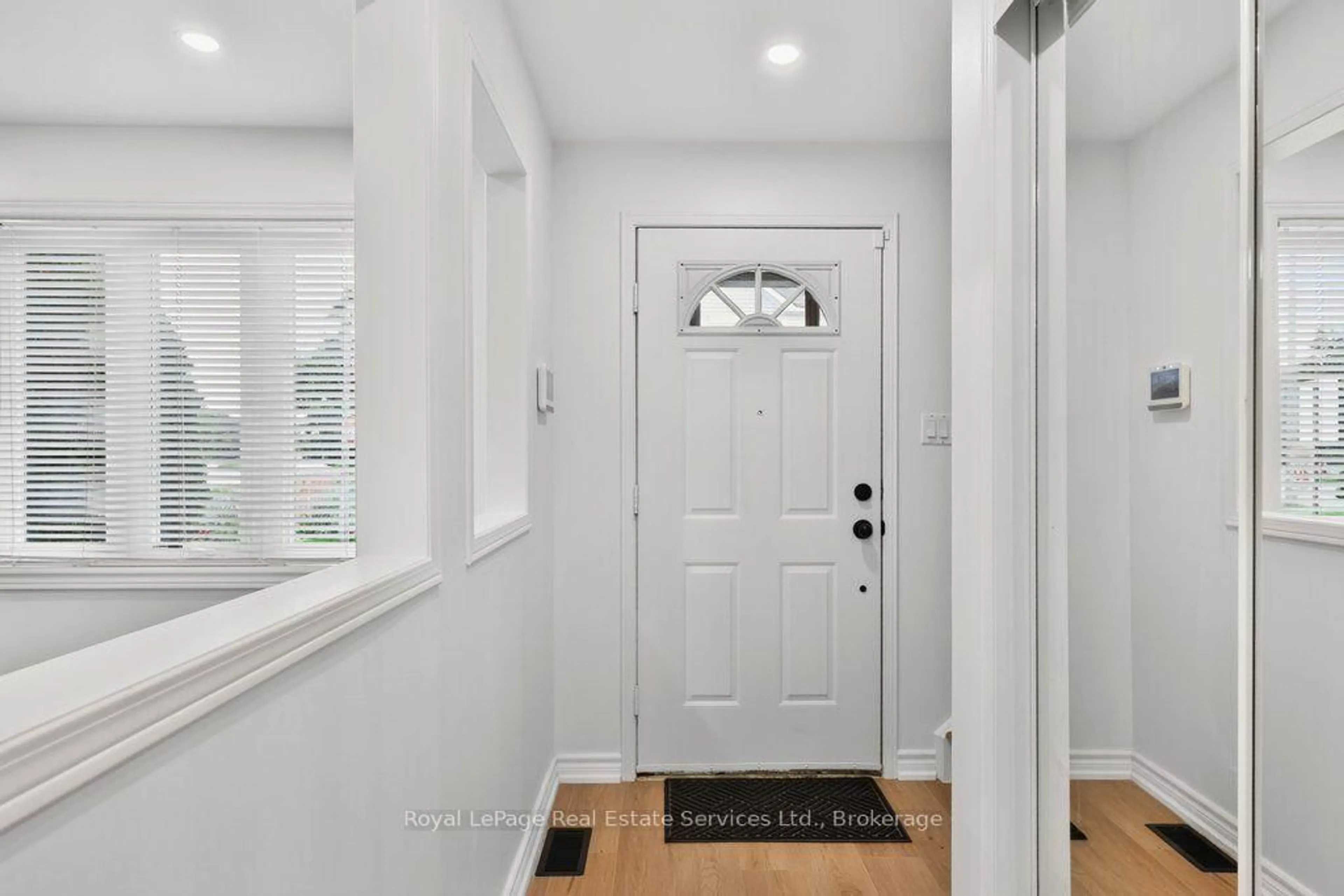 Indoor entryway for 5910 Greensboro Dr #152, Mississauga Ontario L5M 5Z6