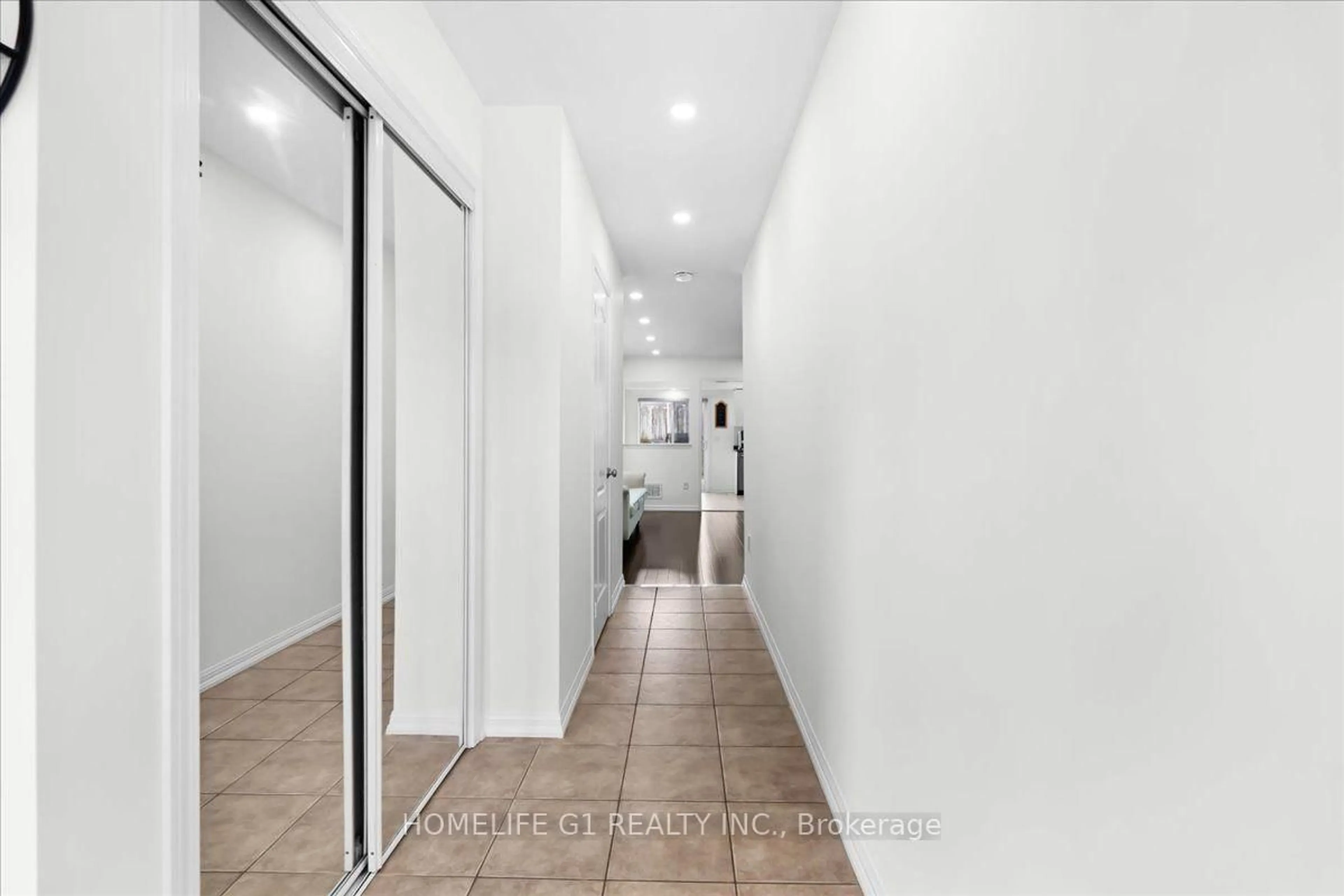 Indoor foyer for 70 Tarquini Cres, Caledon Ontario L7E 2Z5