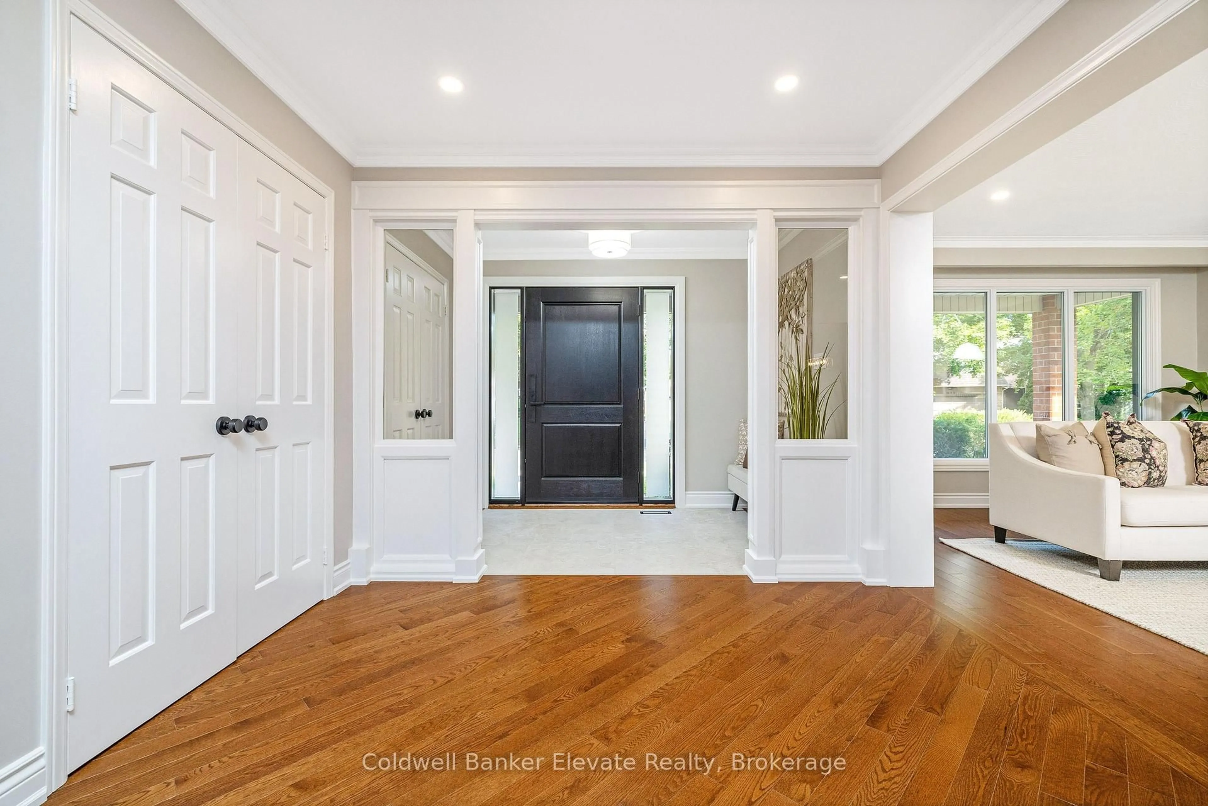 Indoor entryway for 1677 Sherwood Forrest Circ, Mississauga Ontario L5K 2G8