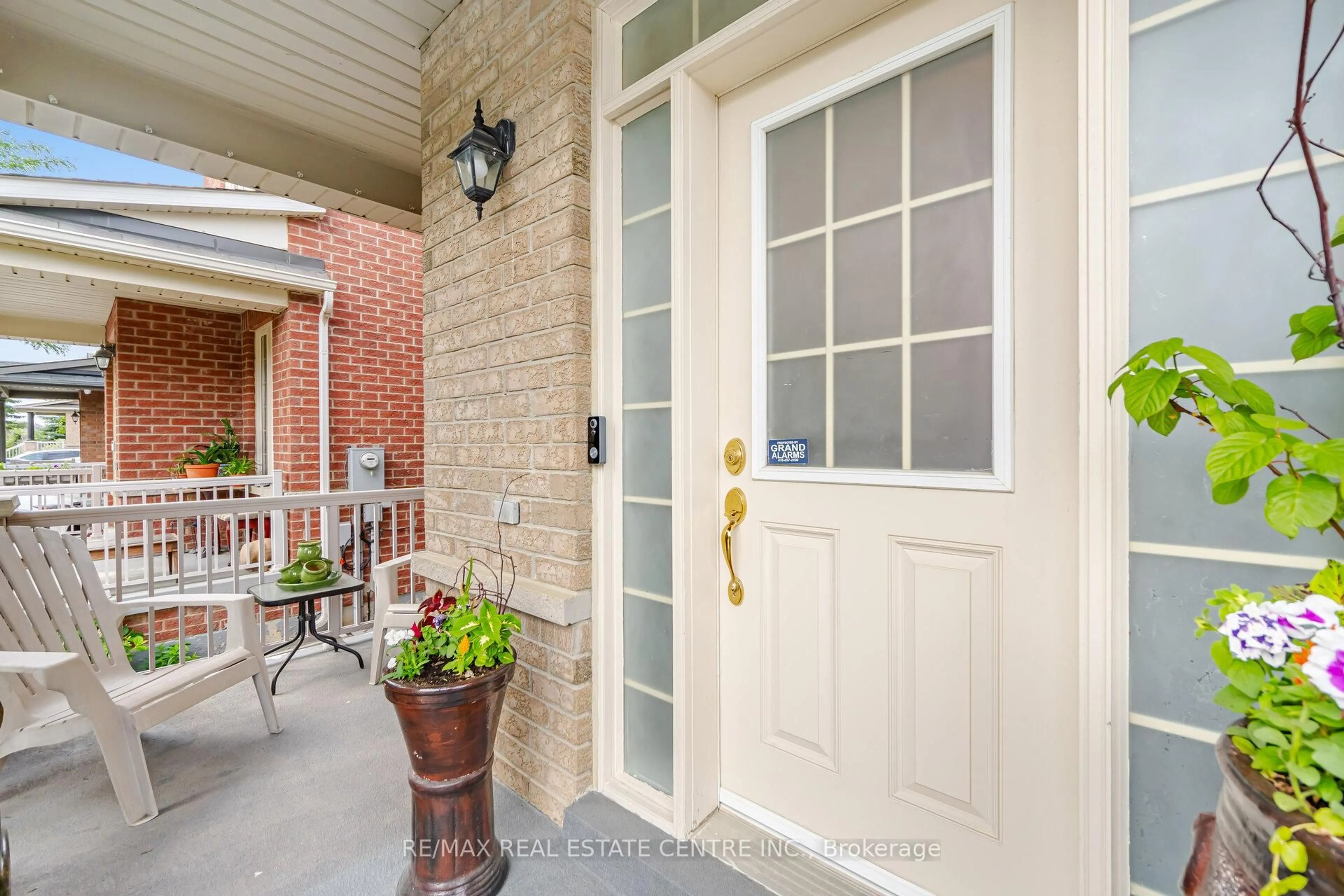 Indoor entryway for 16 Gamson Cres, Brampton Ontario L6R 0V8