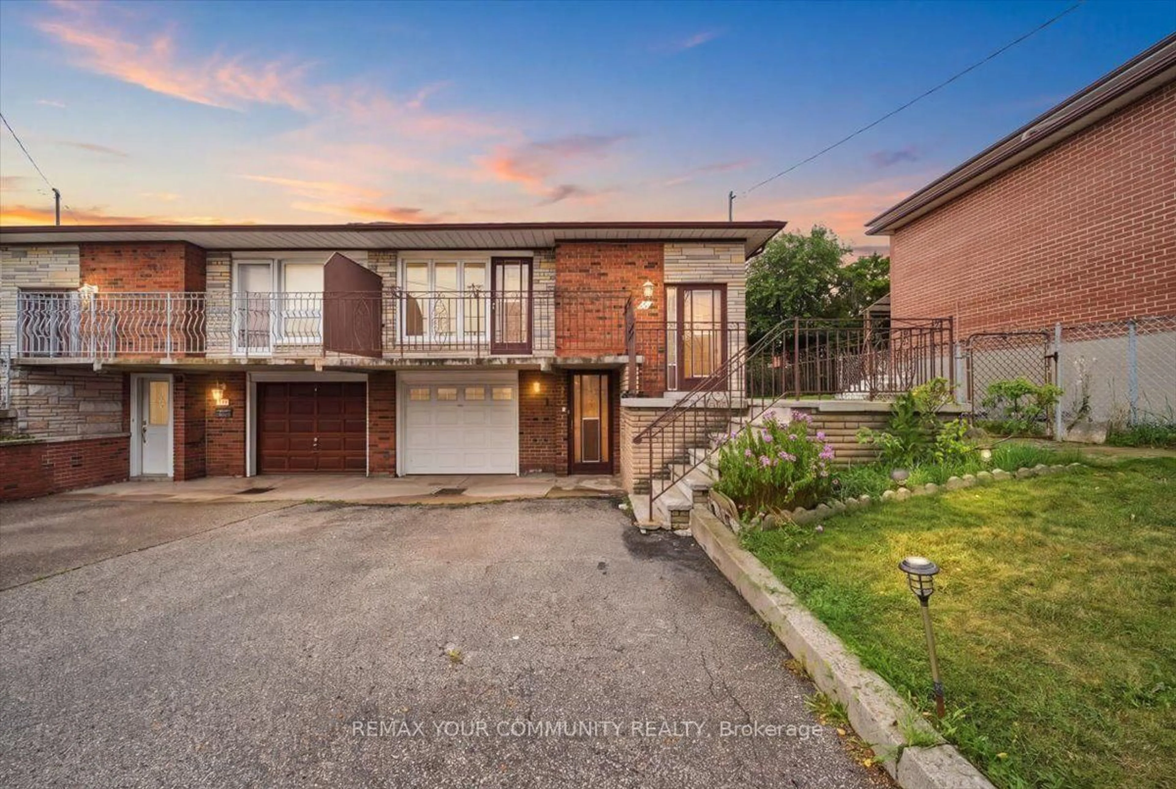 A pic from outside/outdoor area/front of a property/back of a property/a pic from drone, street for 9 Hisey Cres, Toronto Ontario M3N 1T9