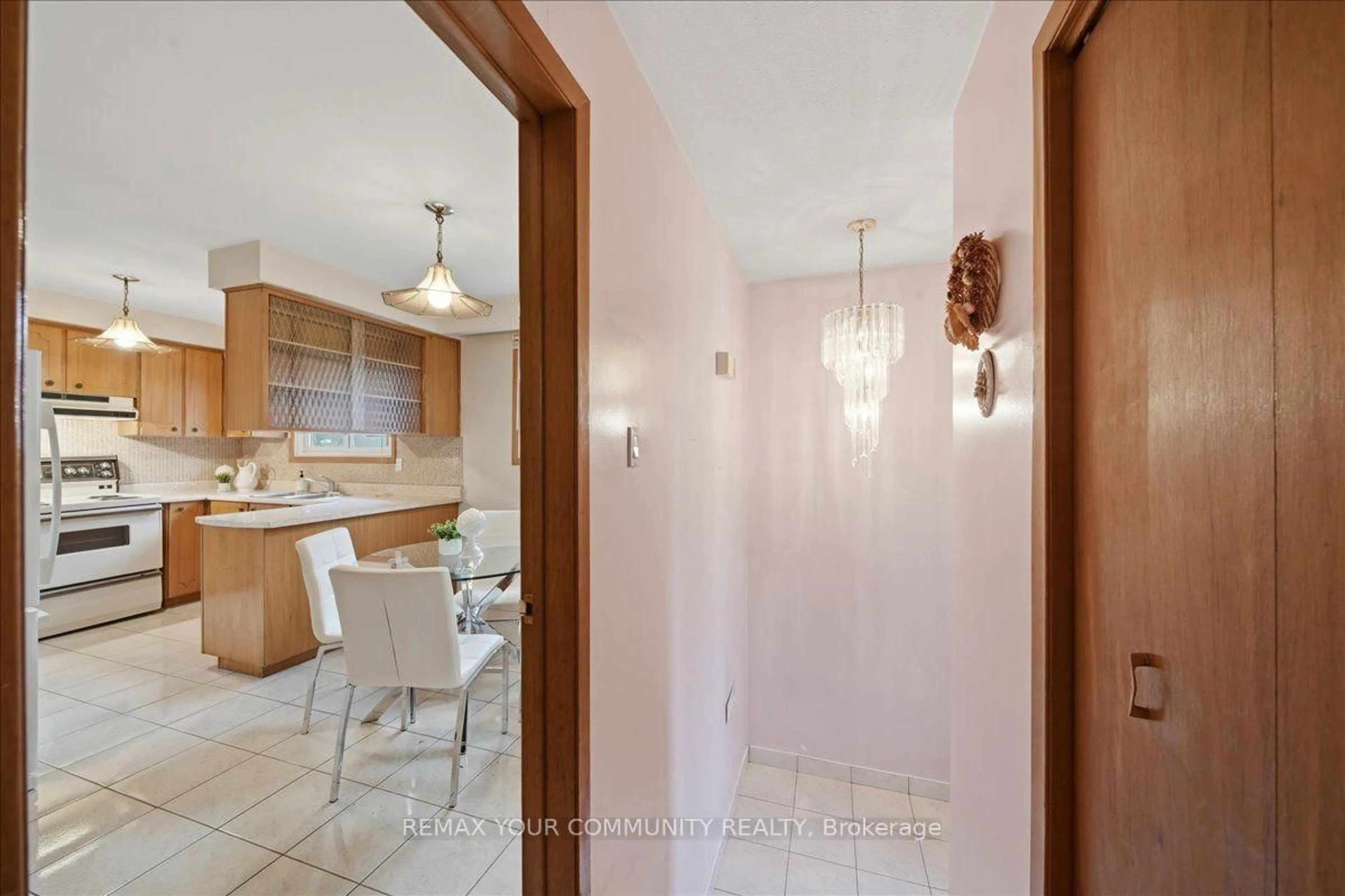Dining room, ceramic/tile floor for 9 Hisey Cres, Toronto Ontario M3N 1T9