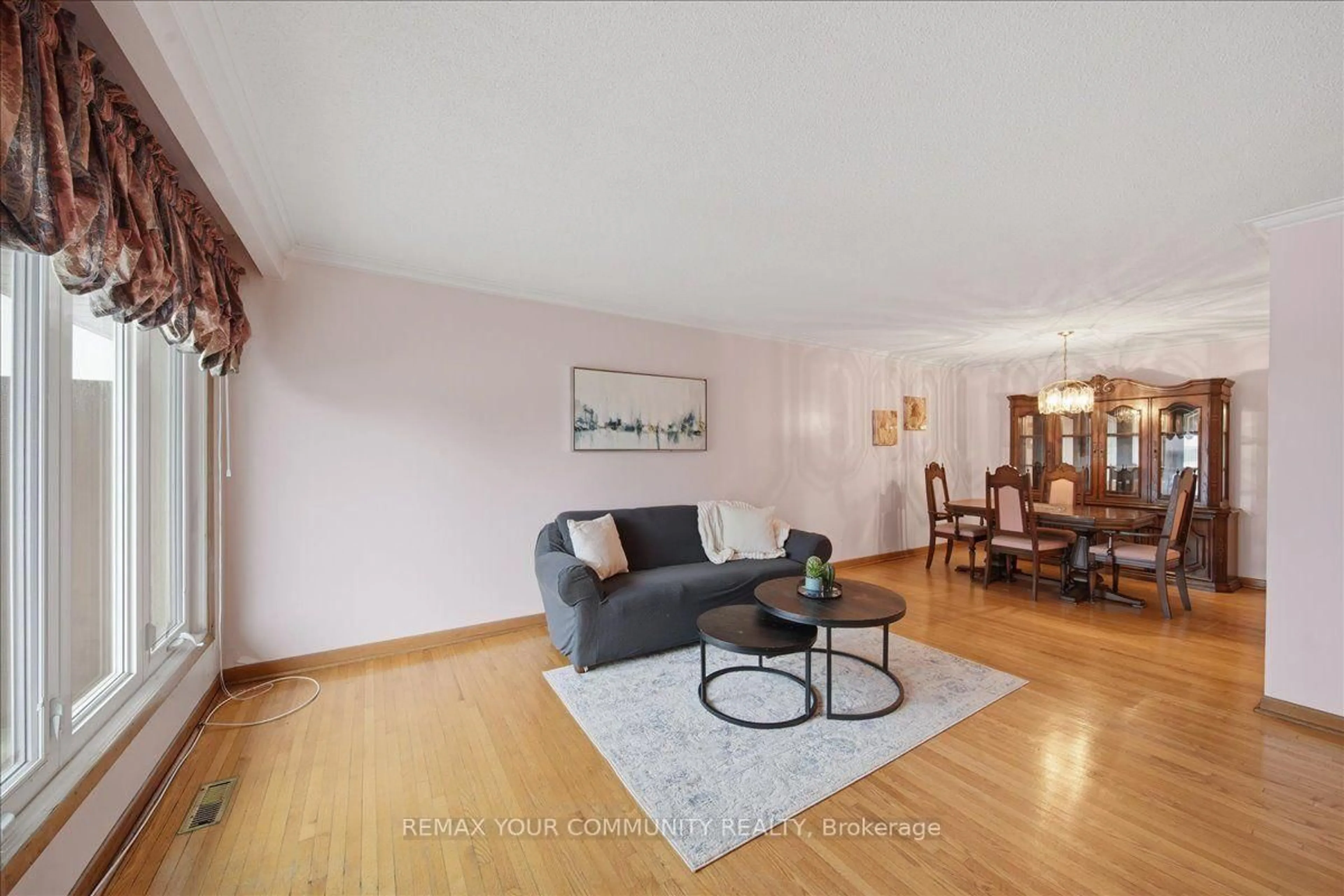 Living room with furniture, wood/laminate floor for 9 Hisey Cres, Toronto Ontario M3N 1T9