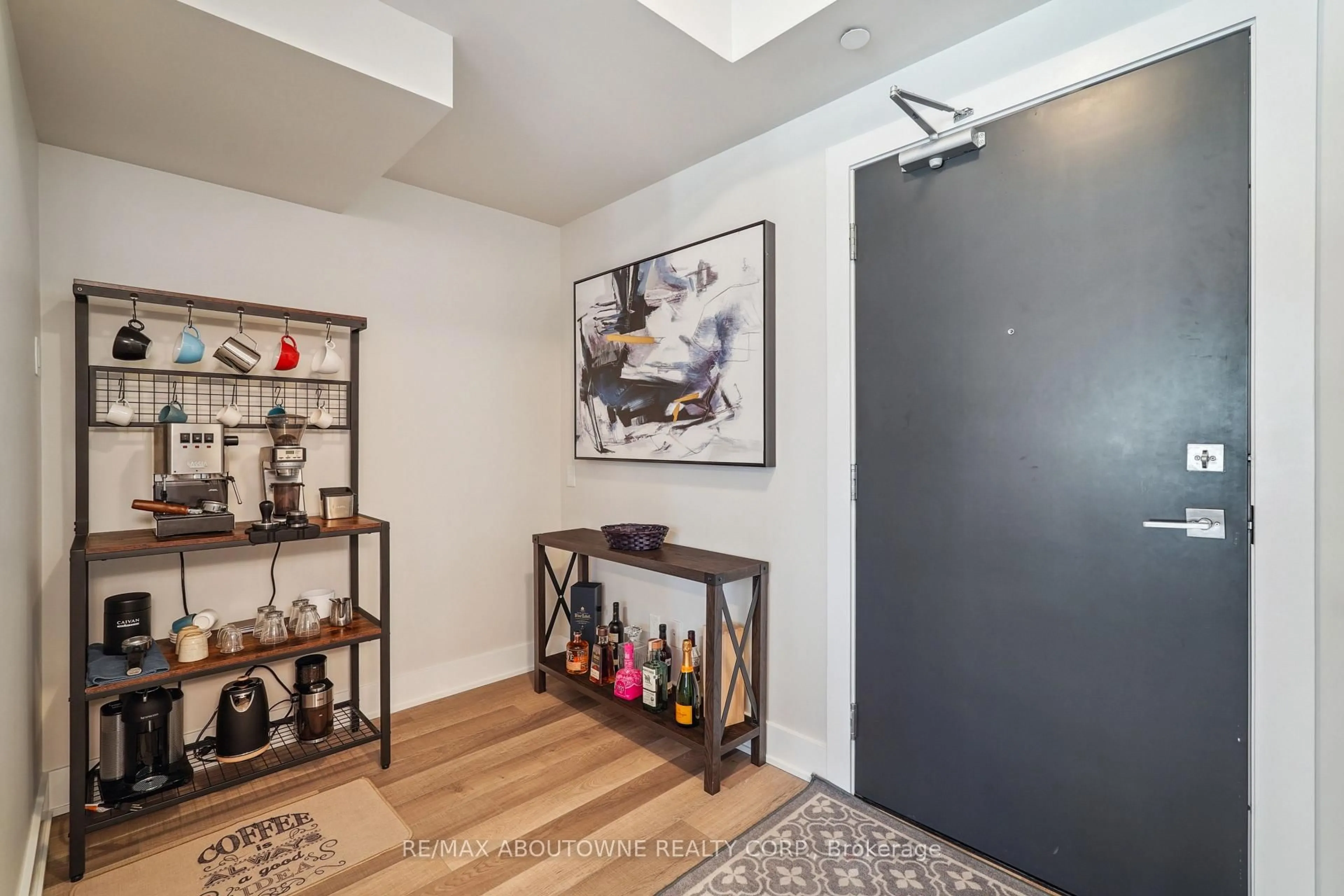 Indoor entryway for 5260 Dundas St #C204, Burlington Ontario L7L 0J7
