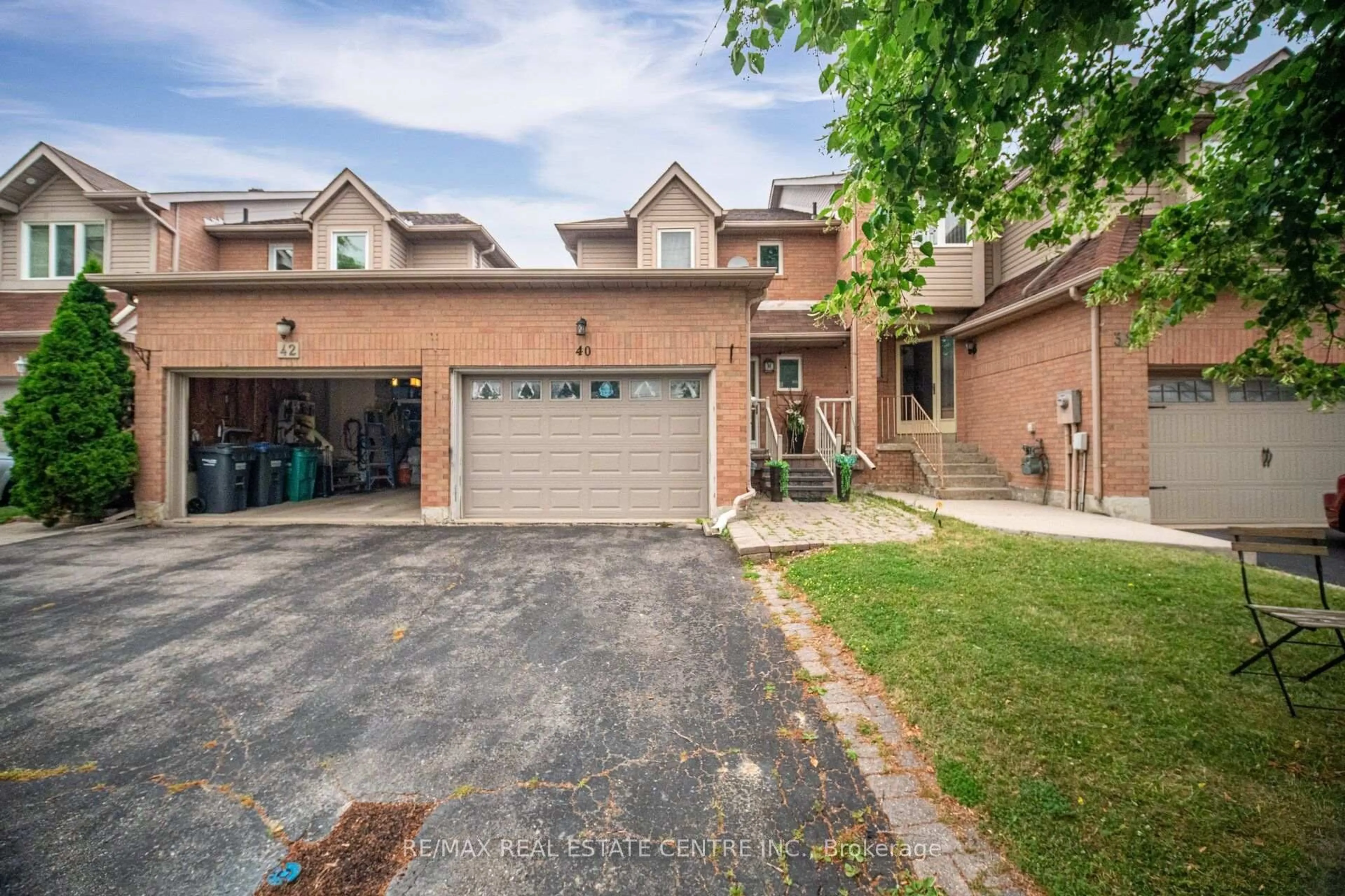 Home with brick exterior material, street for 40 Langdale Cres, Brampton Ontario L6Y 4R7