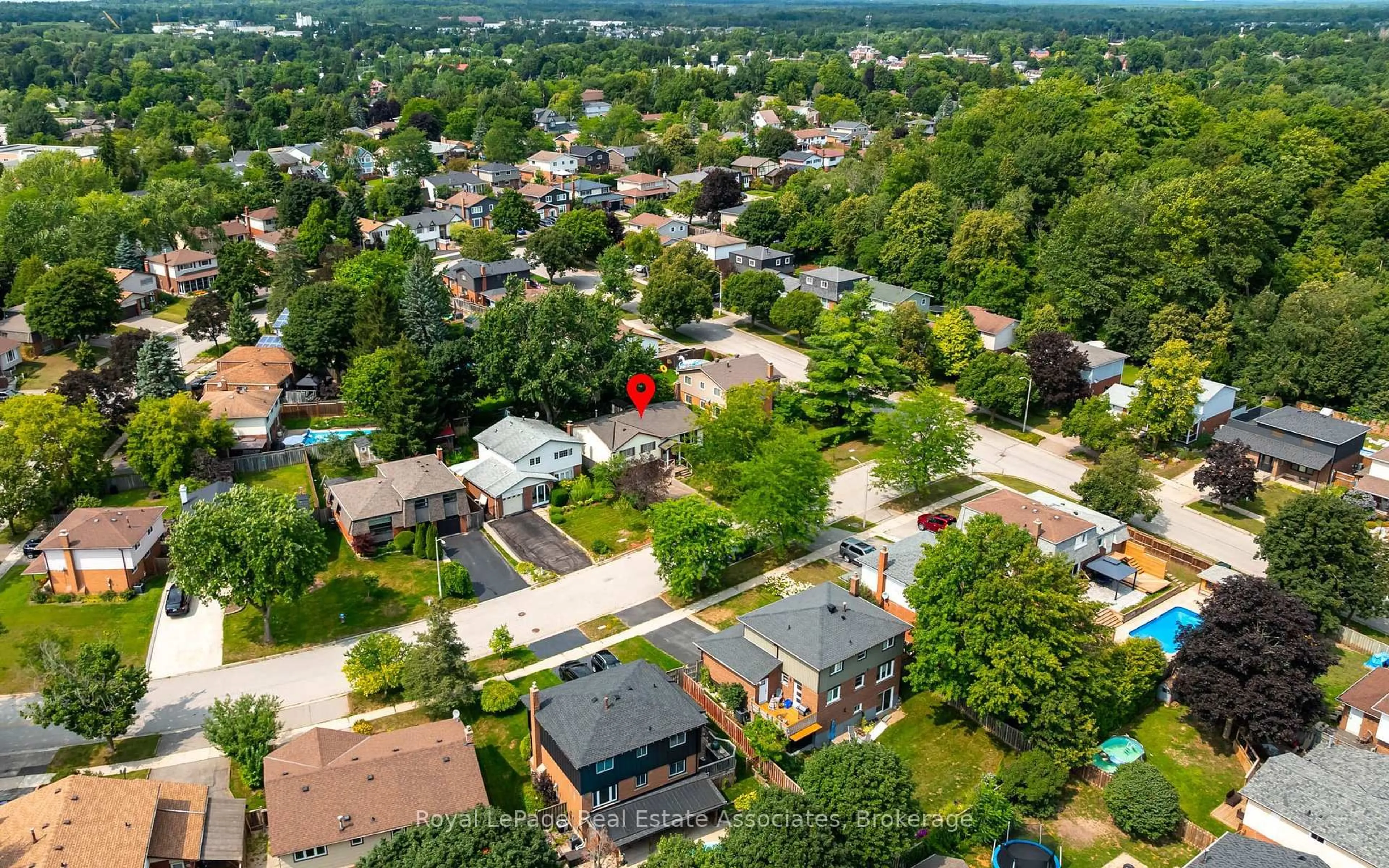 A pic from outside/outdoor area/front of a property/back of a property/a pic from drone, street for 11 Berry St, Halton Hills Ontario L7J 2N9