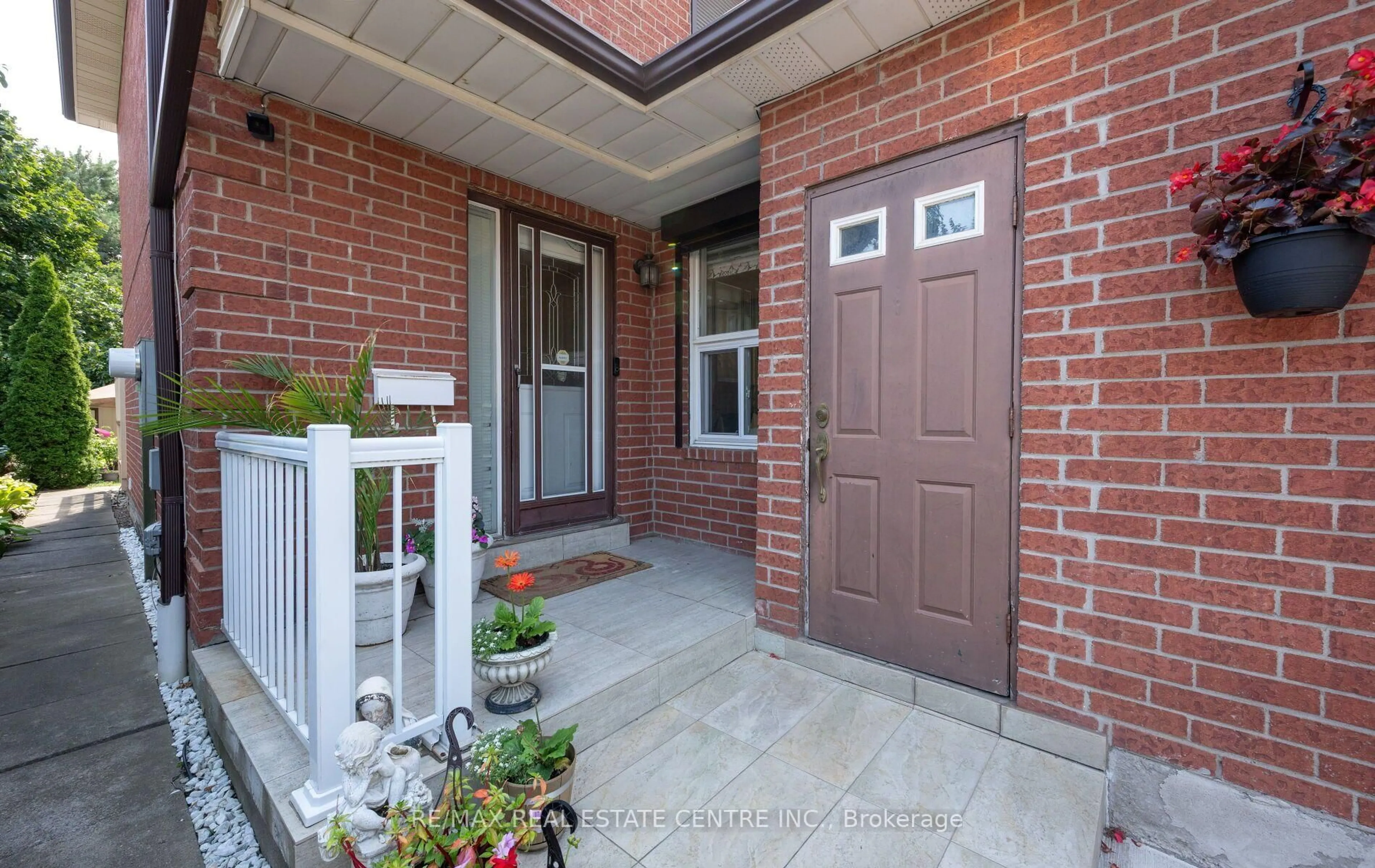 Indoor entryway for 4 Ecclestone Dr, Brampton Ontario L6X 3L6