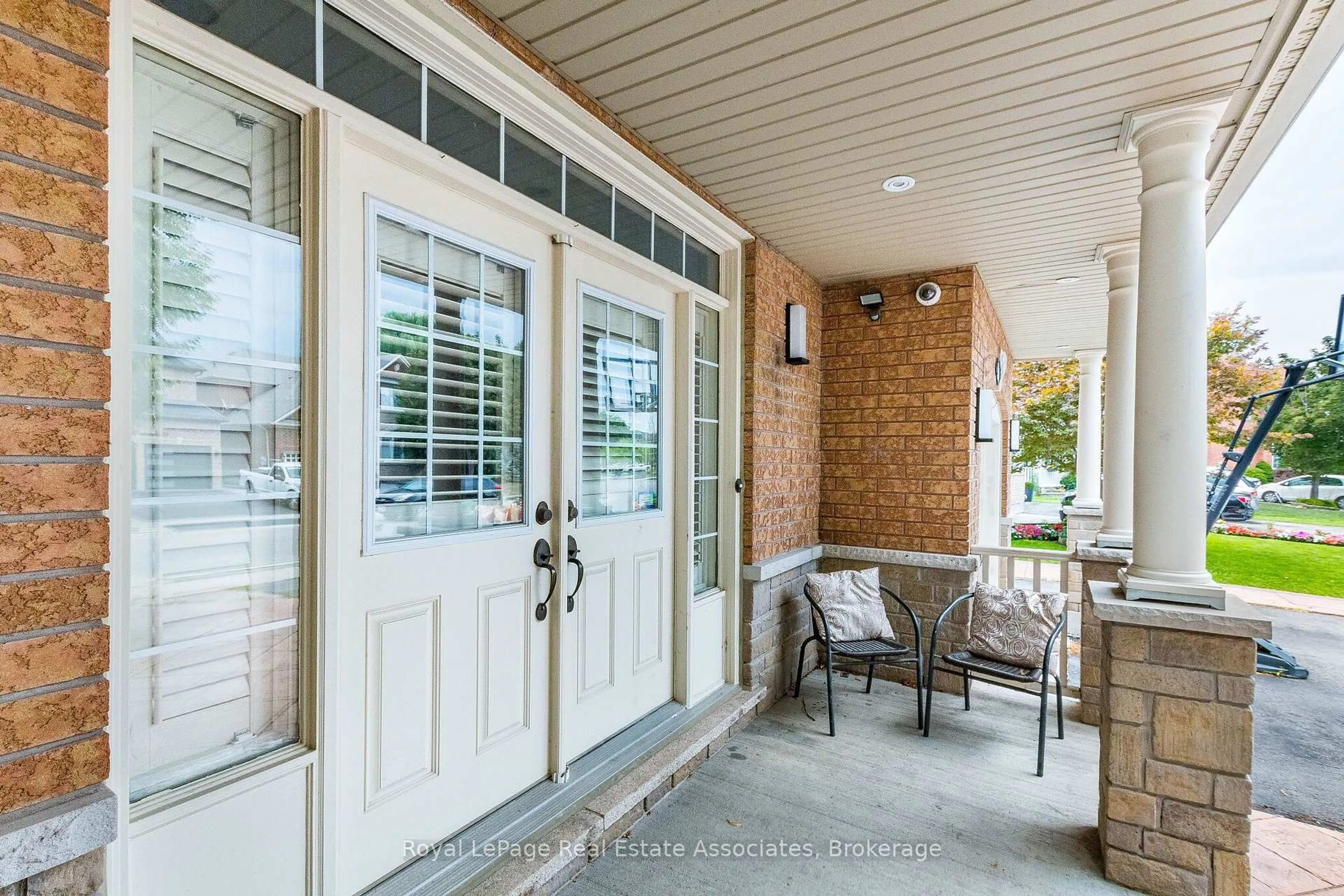 Indoor entryway for 37 Latania Blvd, Brampton Ontario L6P 1T1