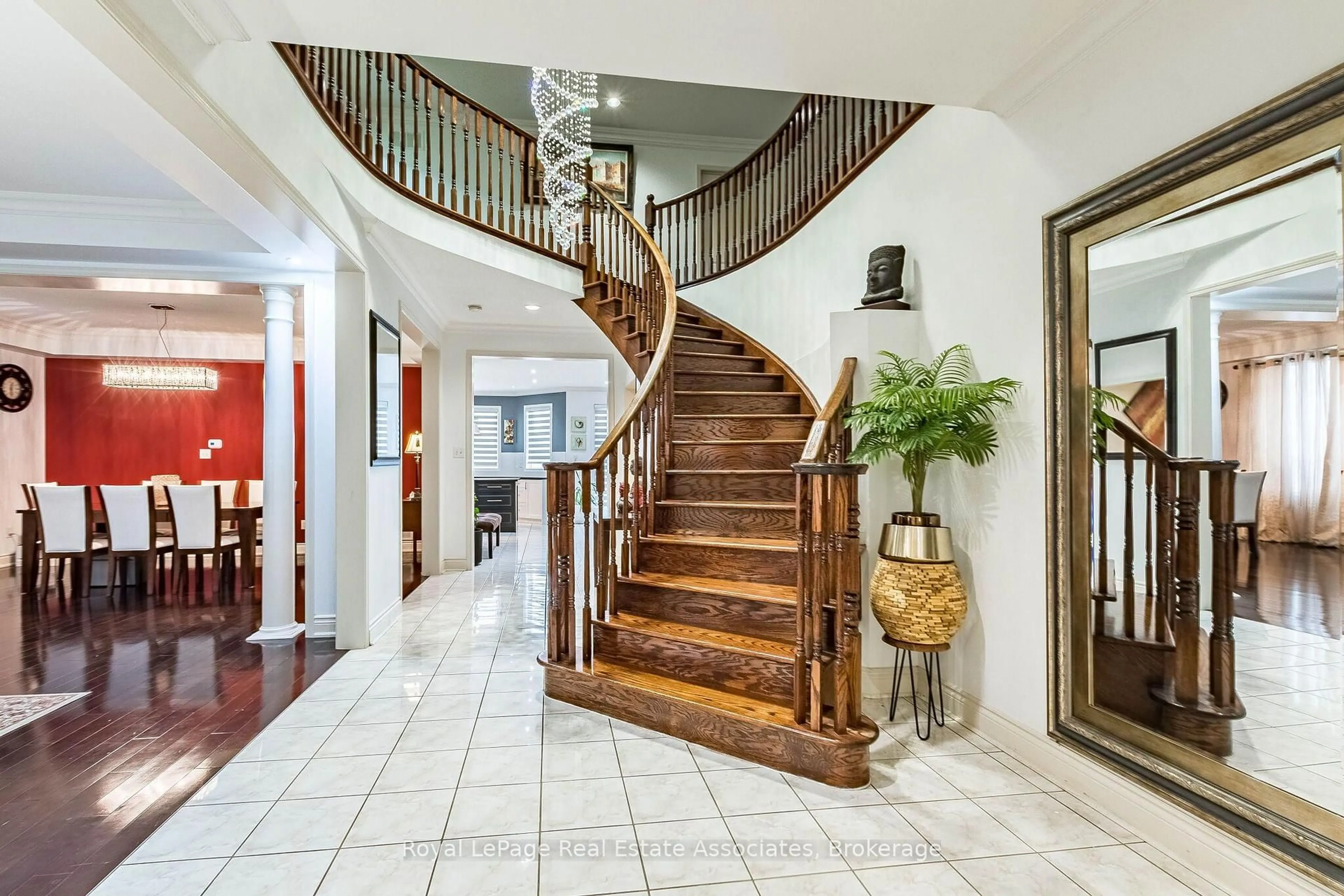 Indoor foyer for 37 Latania Blvd, Brampton Ontario L6P 1T1