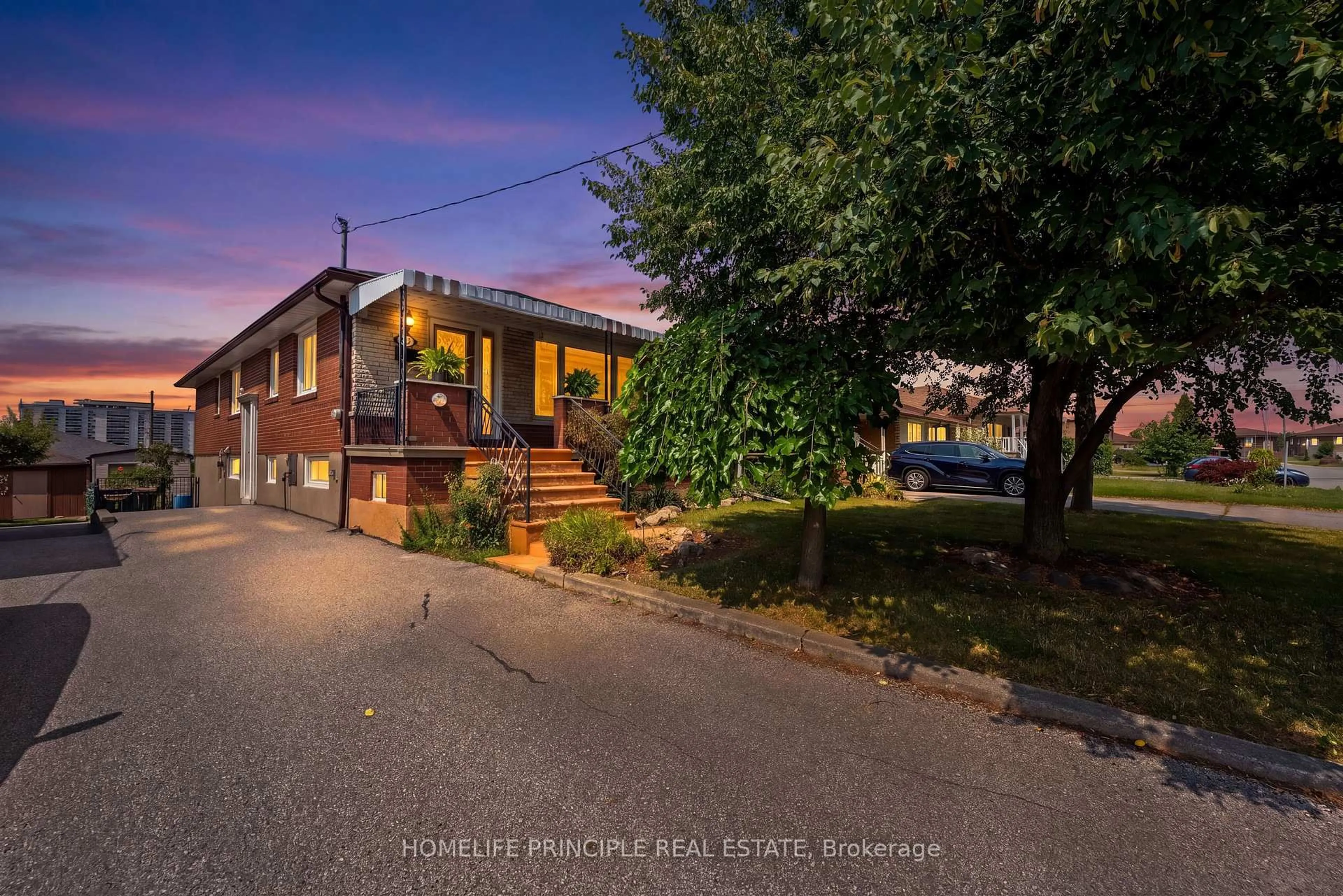 A pic from outside/outdoor area/front of a property/back of a property/a pic from drone, street for 24 Whitbread Cres, Toronto Ontario M3L 2A7