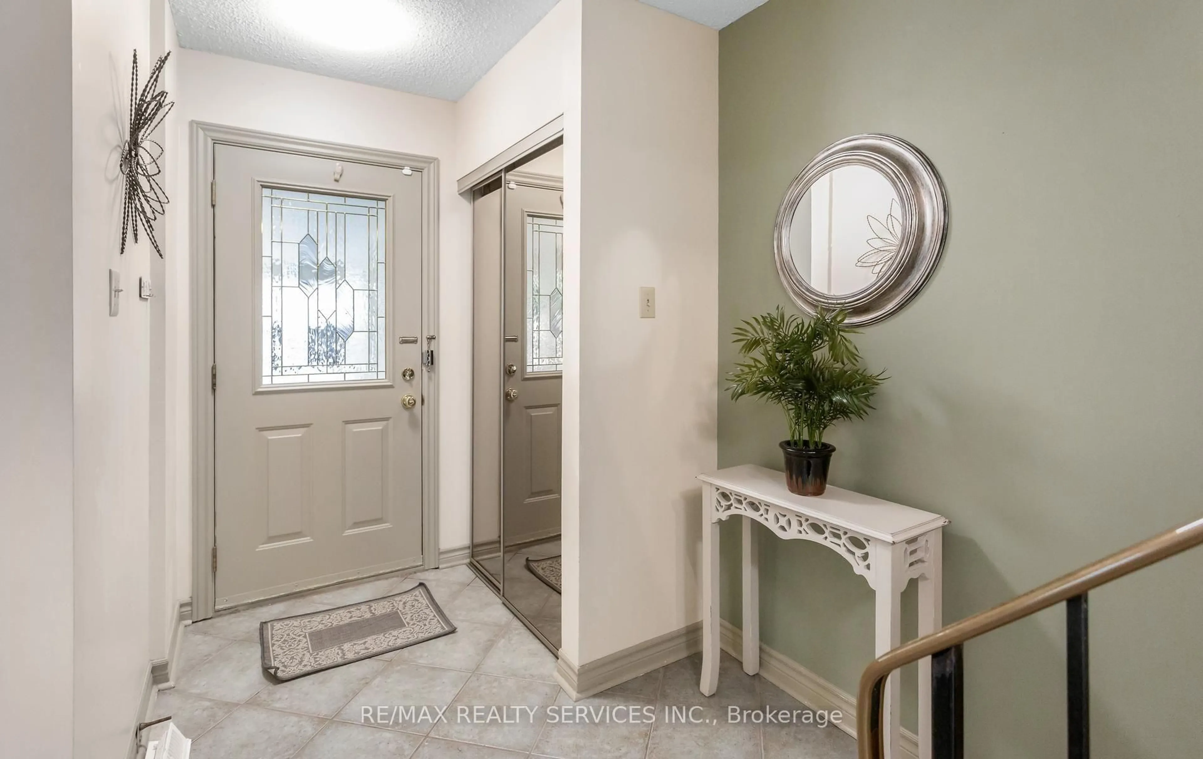 Indoor entryway for 35 Sparklett Cres, Brampton Ontario L6Z 1M7
