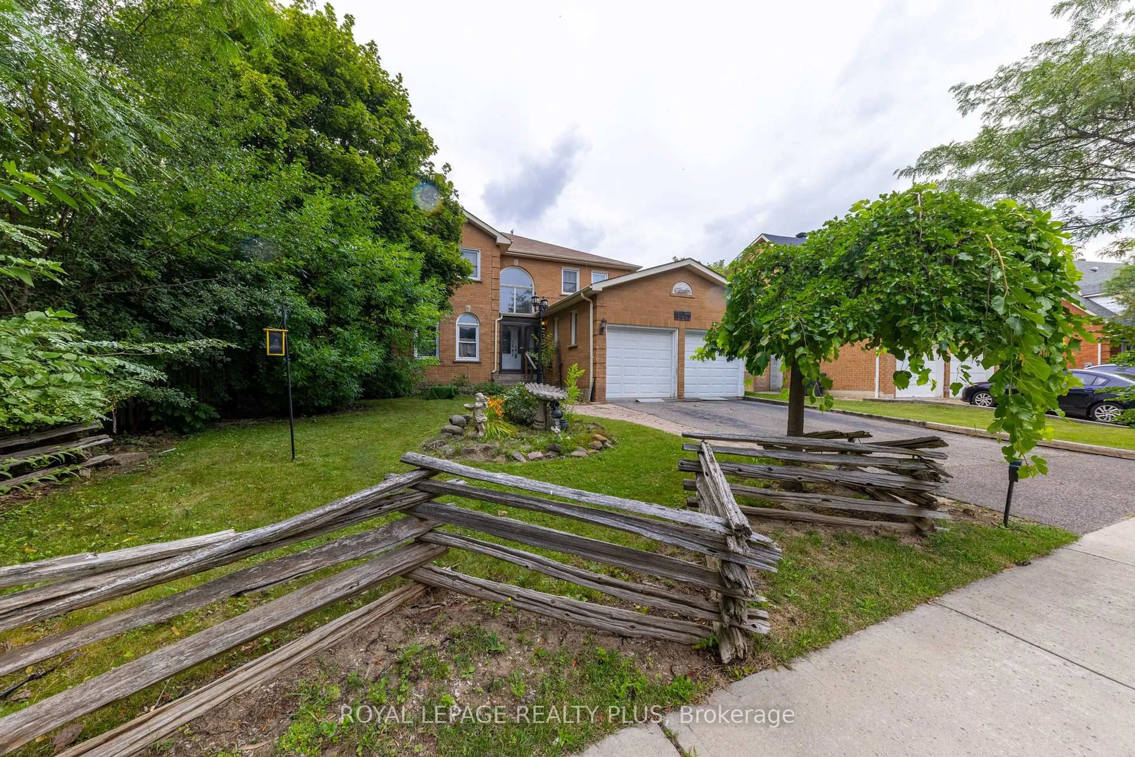 A pic from outside/outdoor area/front of a property/back of a property/a pic from drone, street for 5523 Edencroft Acre, Mississauga Ontario L5M 4M3