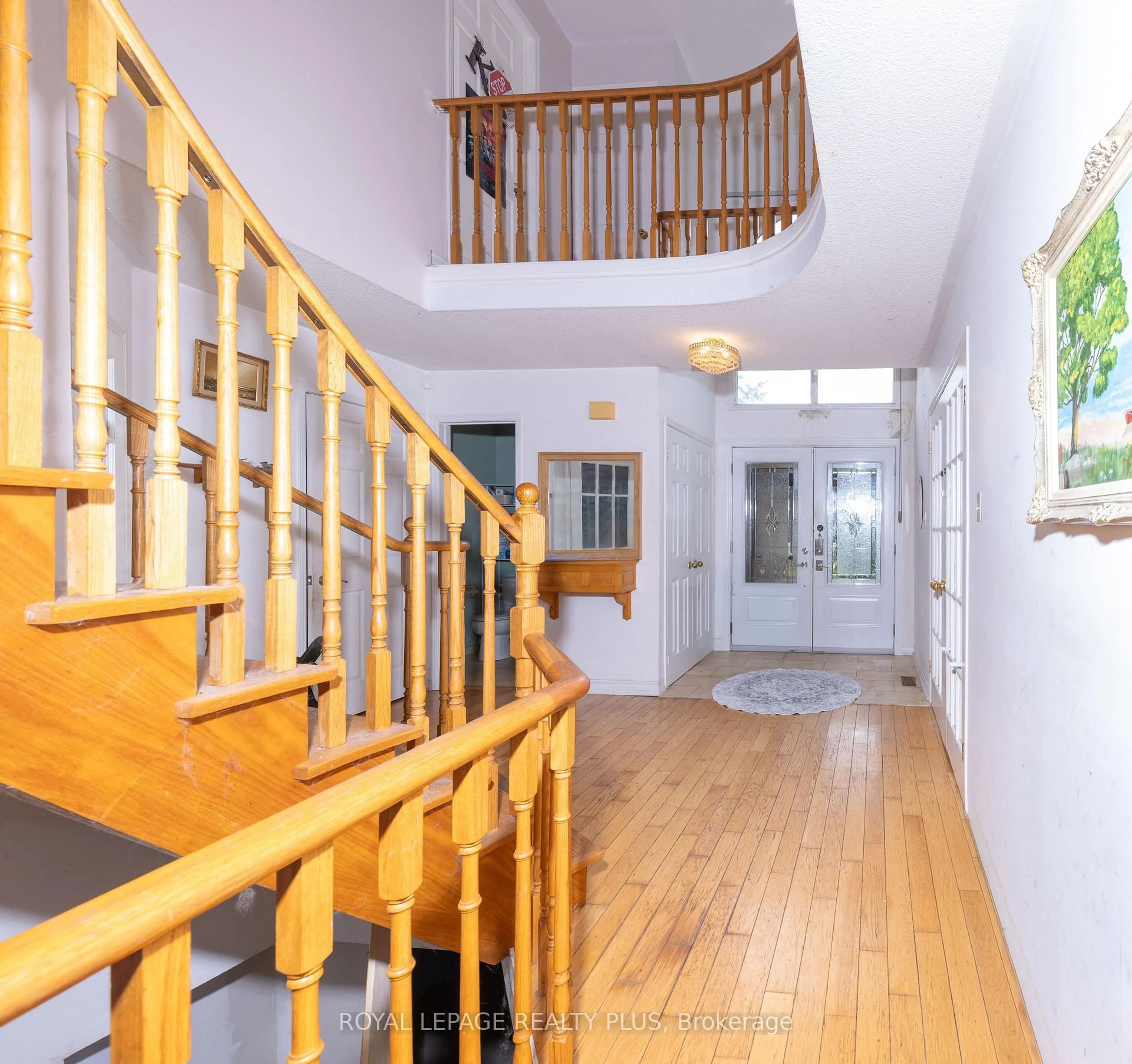Indoor foyer for 5523 Edencroft Acre, Mississauga Ontario L5M 4M3