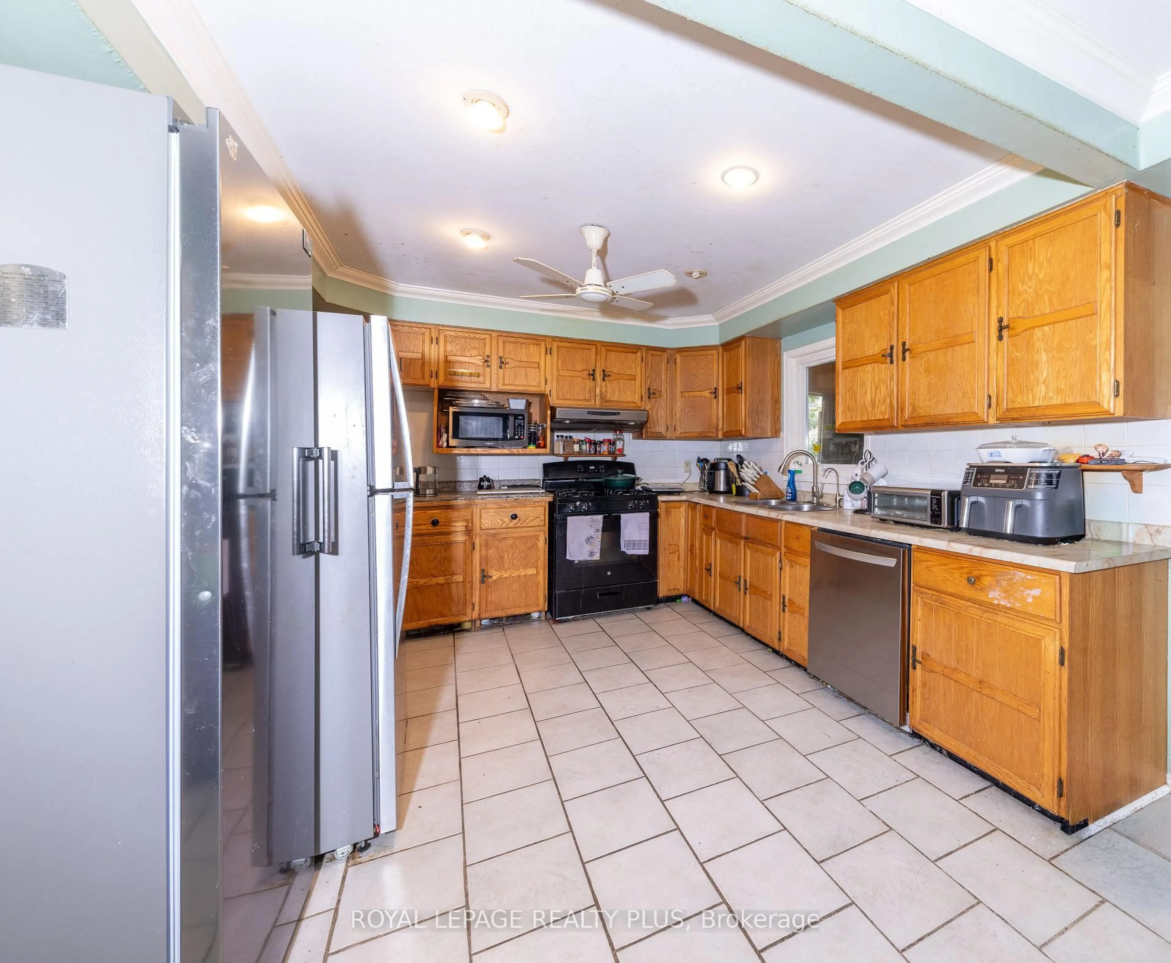 Standard kitchen, ceramic/tile floor for 5523 Edencroft Acre, Mississauga Ontario L5M 4M3
