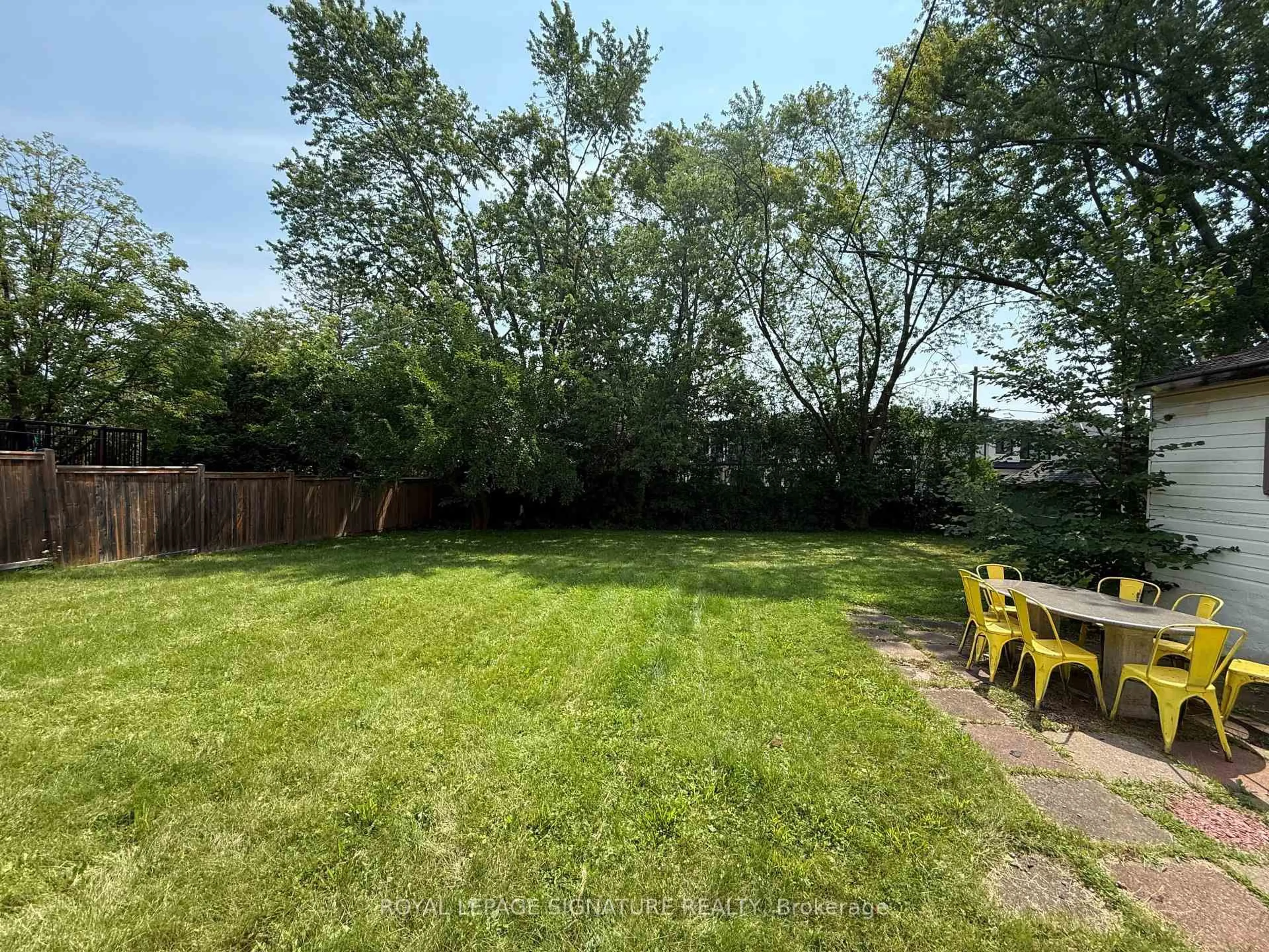 A pic from outside/outdoor area/front of a property/back of a property/a pic from drone, forest/trees view for 1350 Rebecca St, Oakville Ontario L6L 1Z4