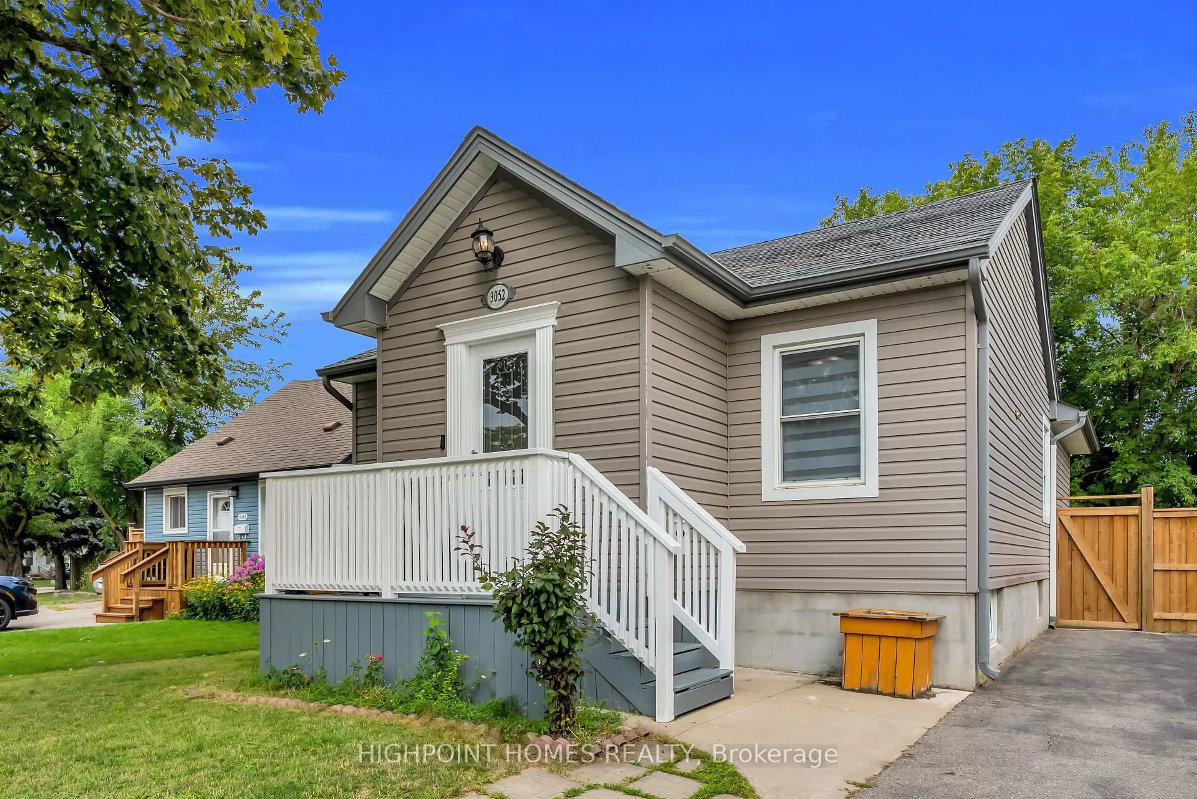 Home with vinyl exterior material, street for 3052 Victory Cres, Mississauga Ontario L4T 1L4