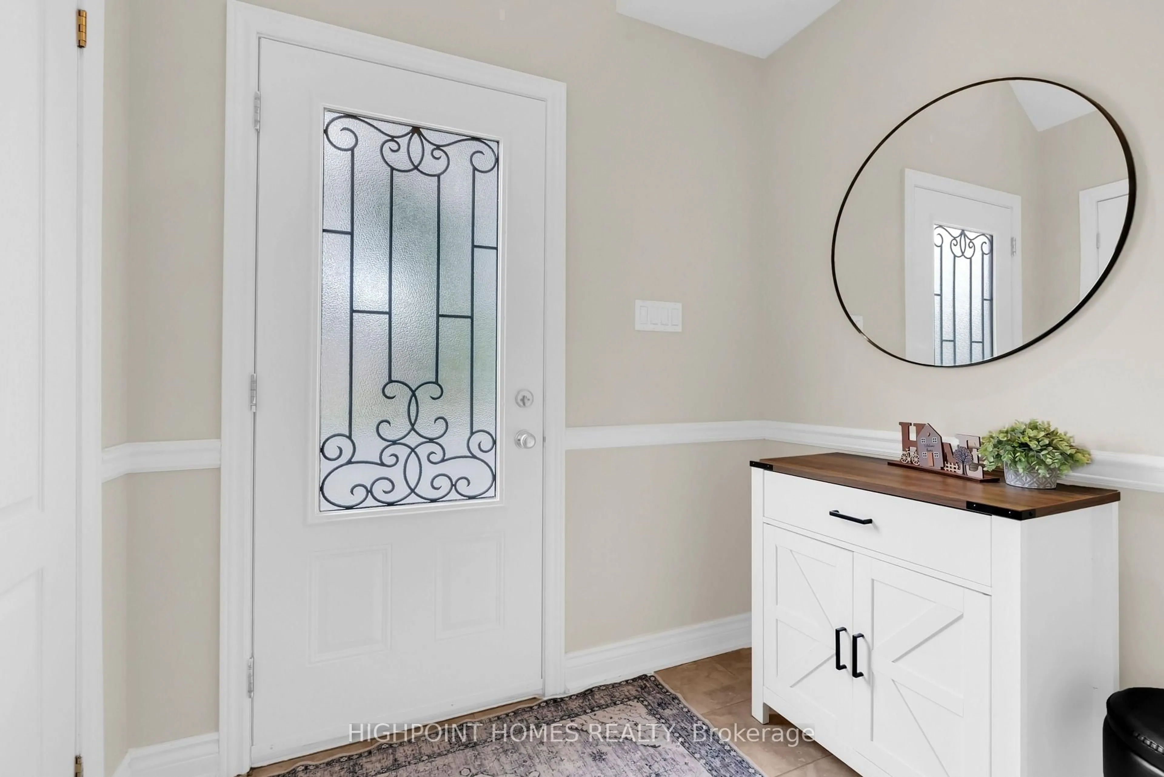 Indoor entryway for 3052 Victory Cres, Mississauga Ontario L4T 1L4