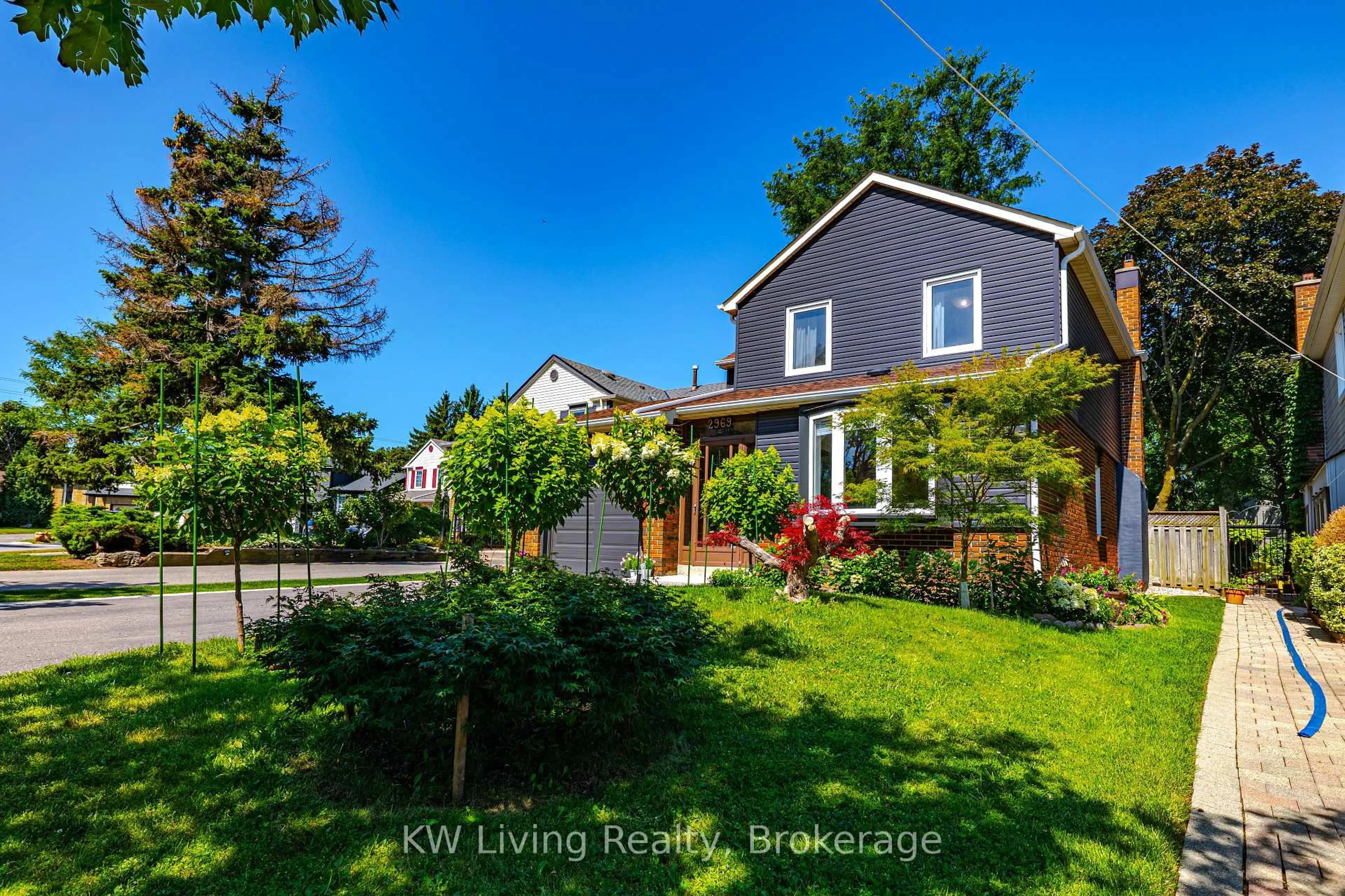 A pic from outside/outdoor area/front of a property/back of a property/a pic from drone, street for 2969 Dancer Crt, Mississauga Ontario L5L 1Y5