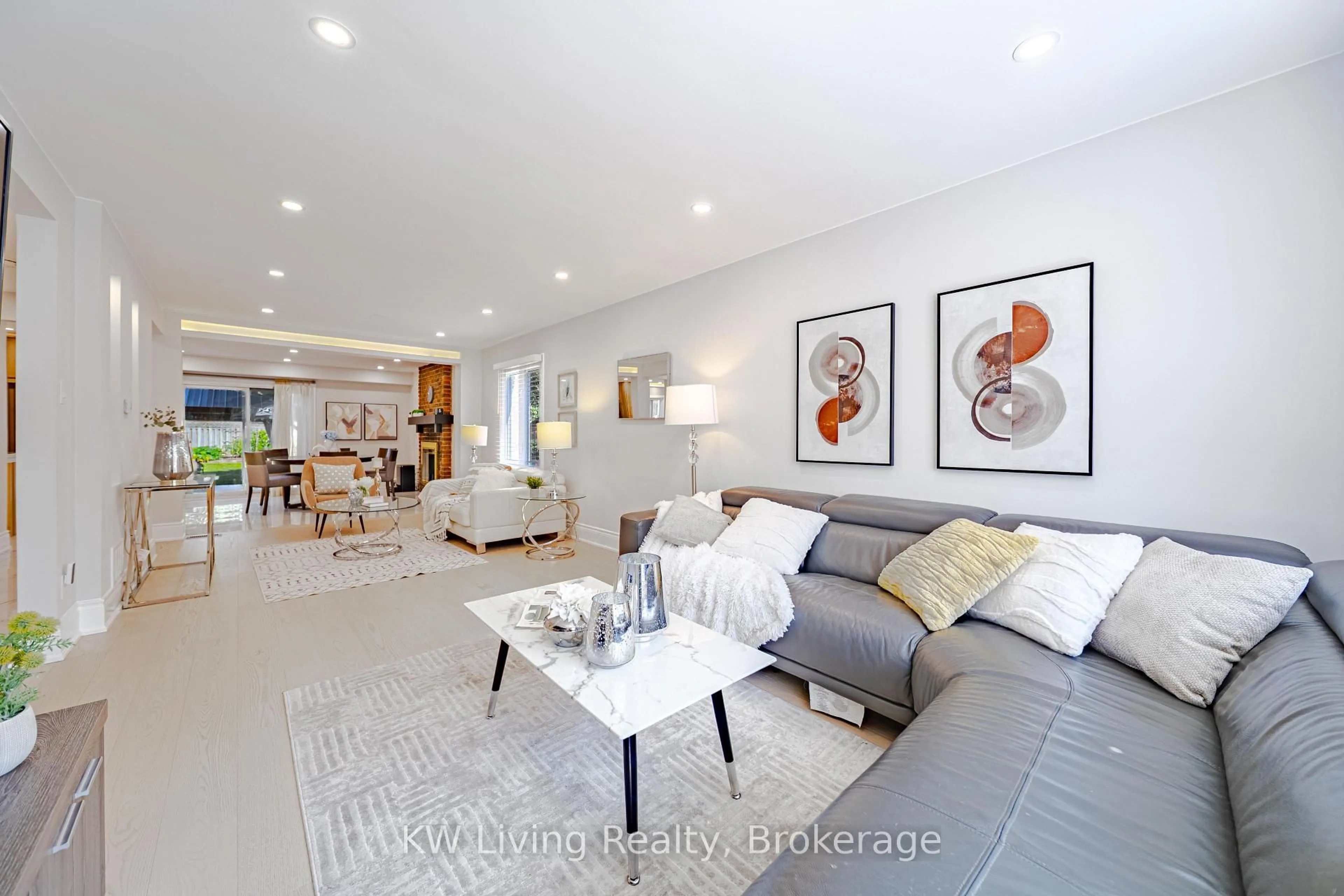 Living room with furniture, unknown for 2969 Dancer Crt, Mississauga Ontario L5L 1Y5