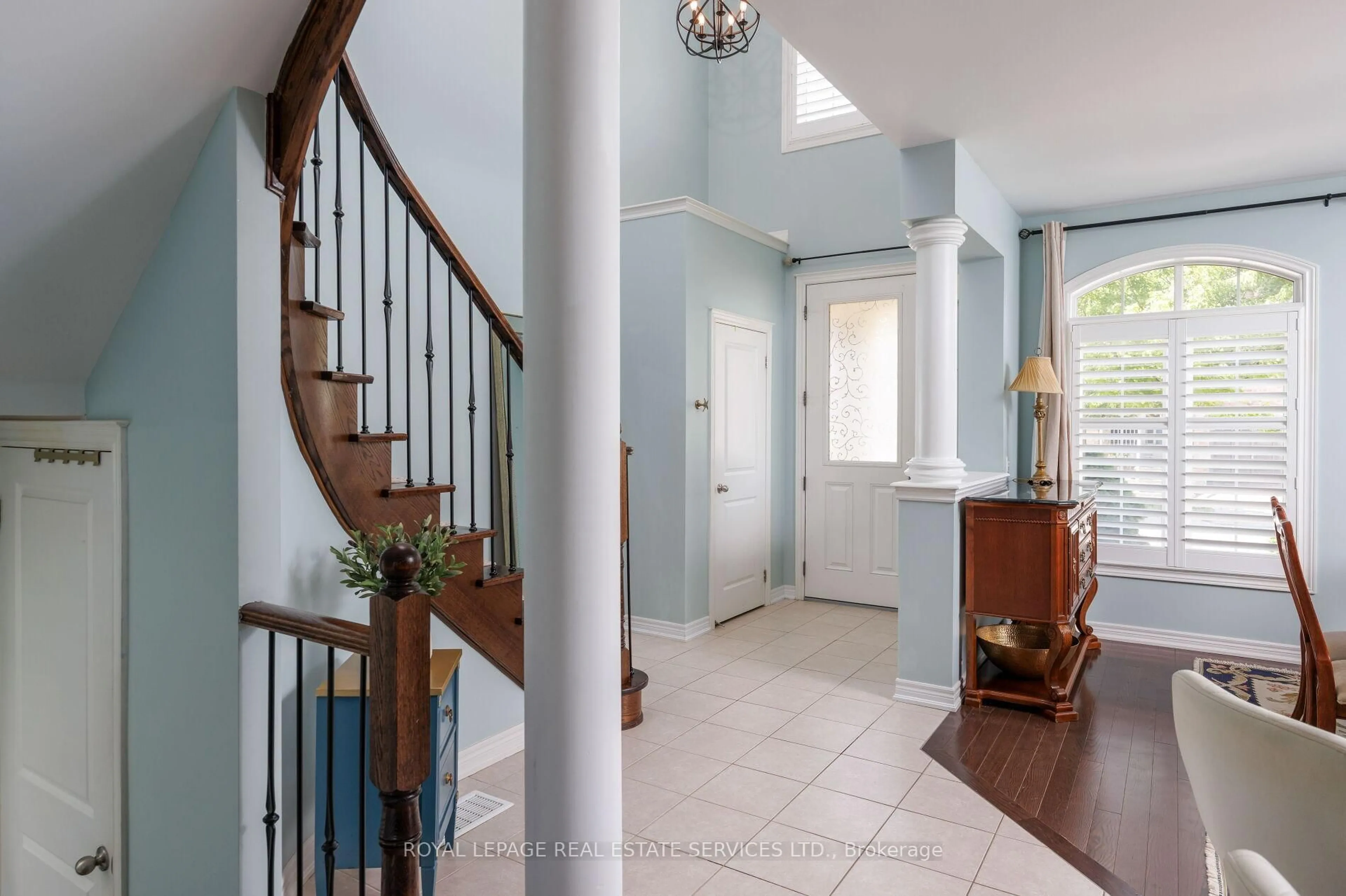 Indoor entryway for 506 Charles Potter Lane, Oakville Ontario L6M 0P6