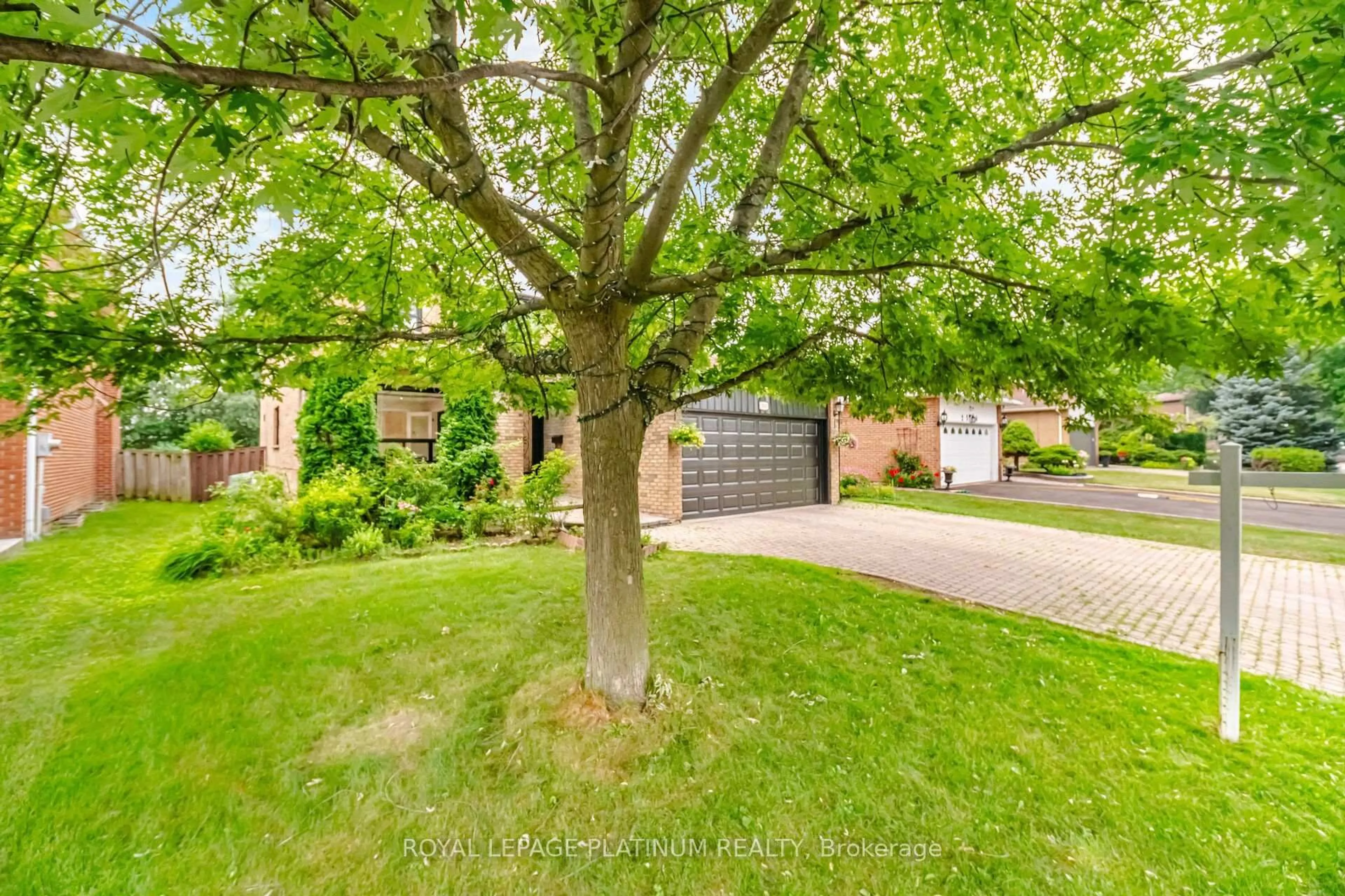 A pic from outside/outdoor area/front of a property/back of a property/a pic from drone, street for 2542 Pollard Dr, Mississauga Ontario L5C 3H1