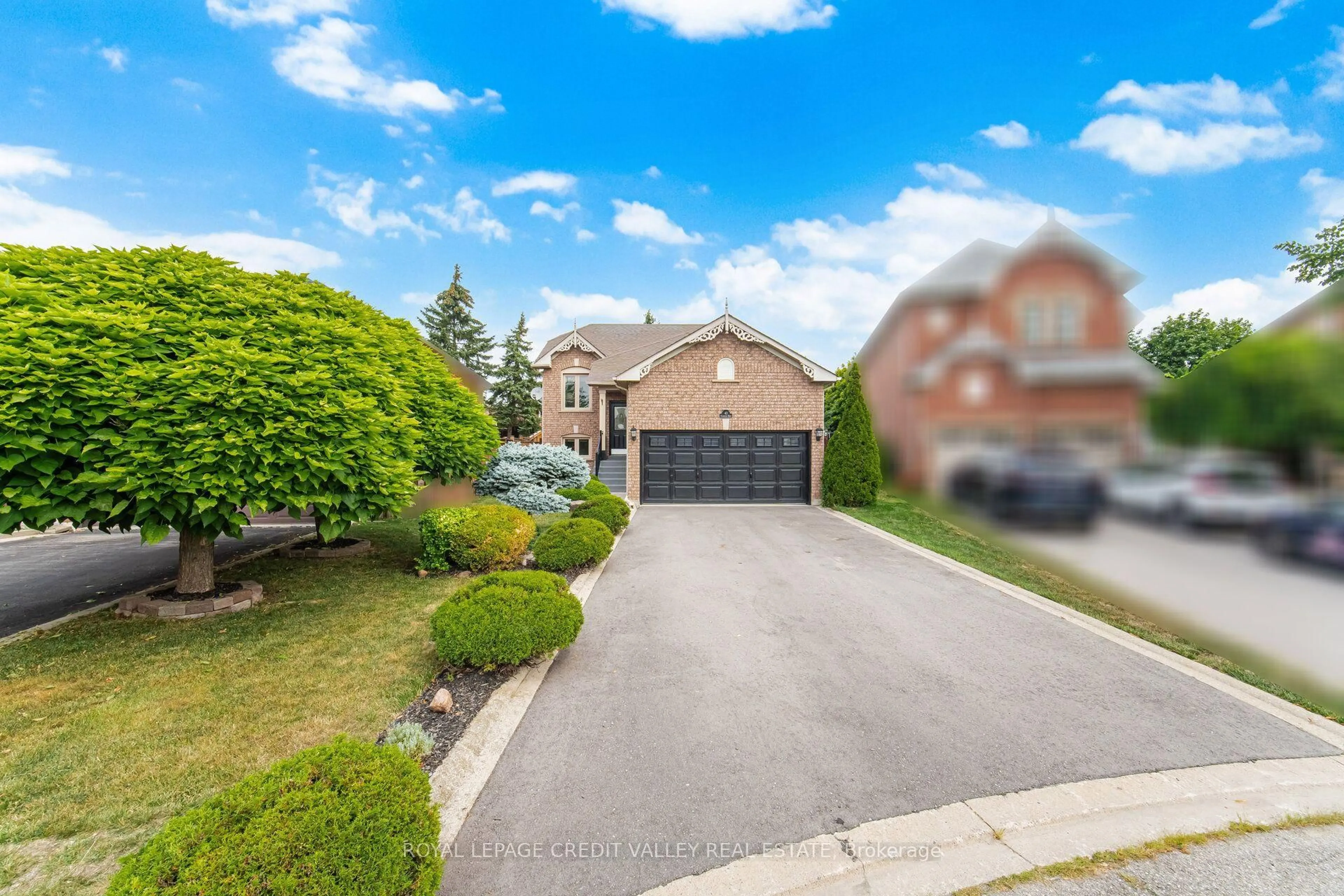 A pic from outside/outdoor area/front of a property/back of a property/a pic from drone, street for 43 Flemington Dr, Caledon Ontario L7C 1B7
